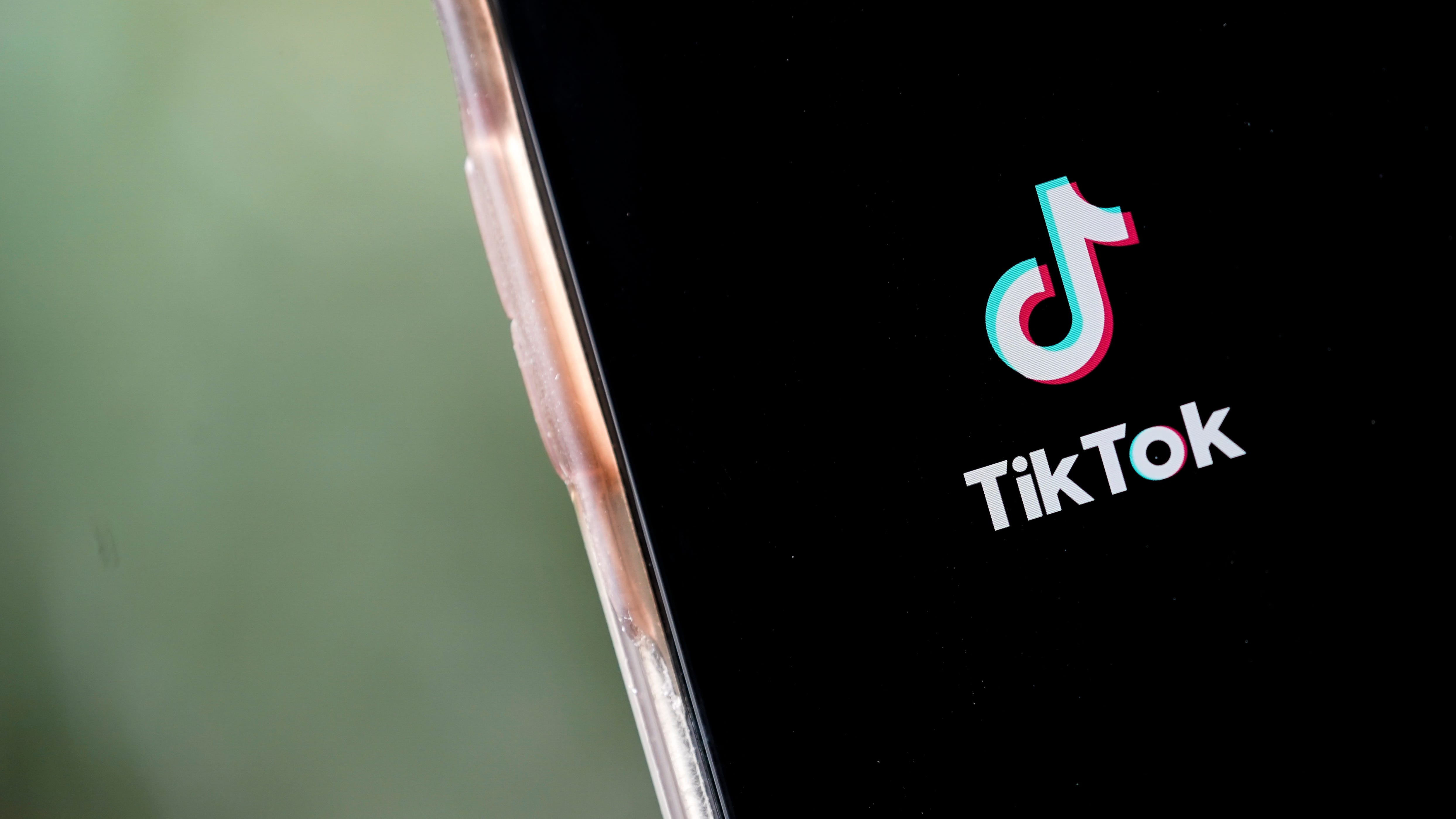 SoCal schools on alert after alleged threats of school shootings, bombings circulating on TikTok