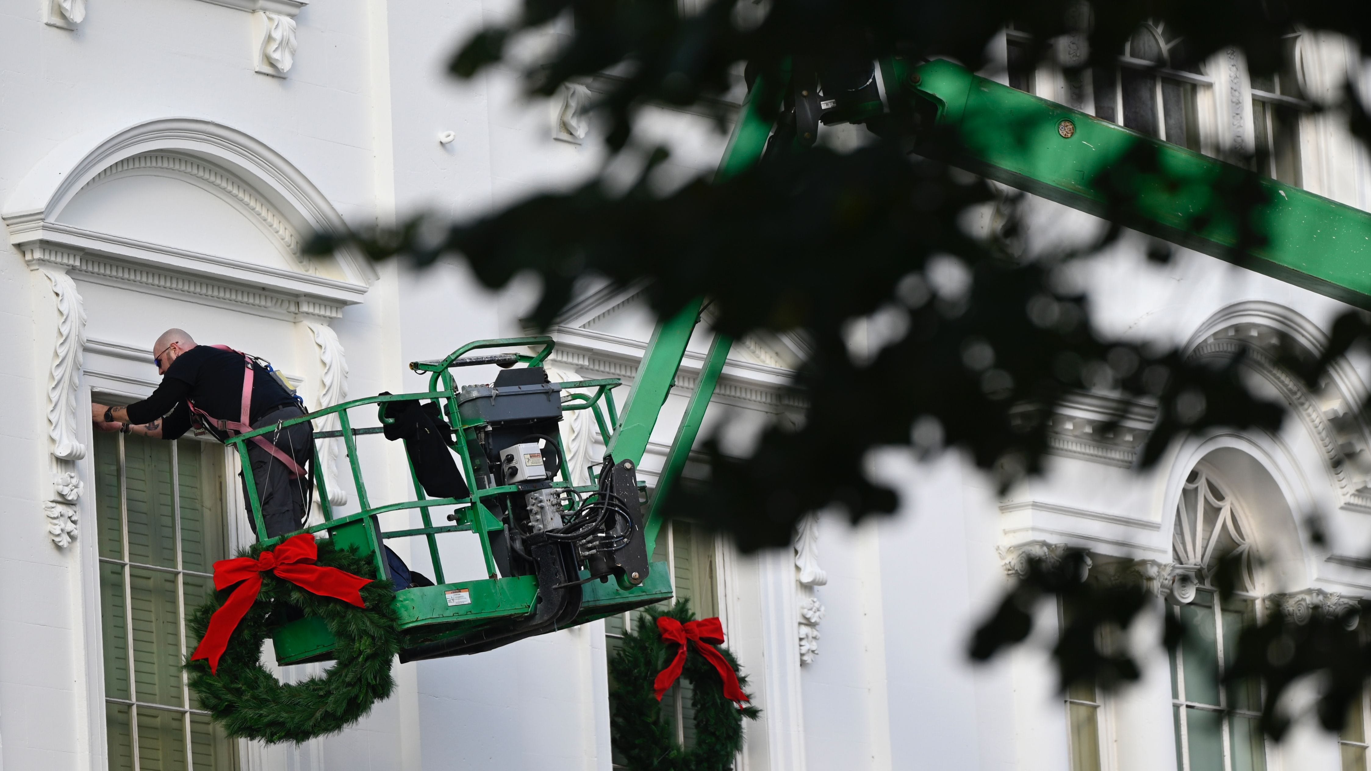 PHOTOS: Workers begin installing Christmas decorations at White House