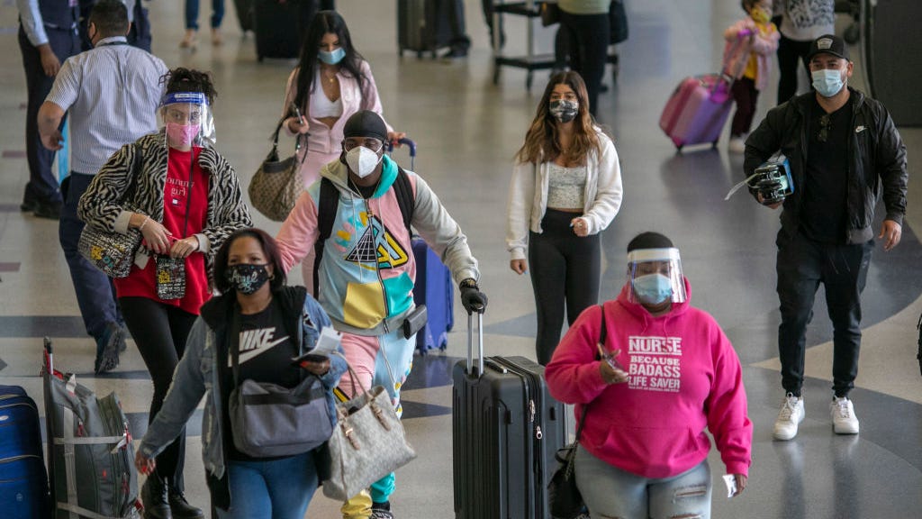 TSA expecting pre-pandemic numbers as holiday travel  continues