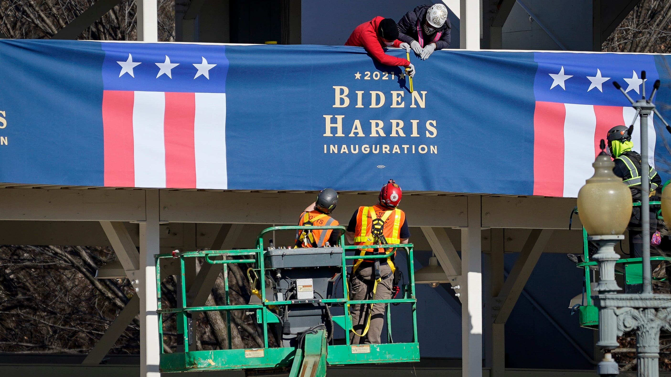 13 PHOTOS: DC prepares for inauguration .. armed National Guard troops, razor wire fences, souvenir-stocked shops