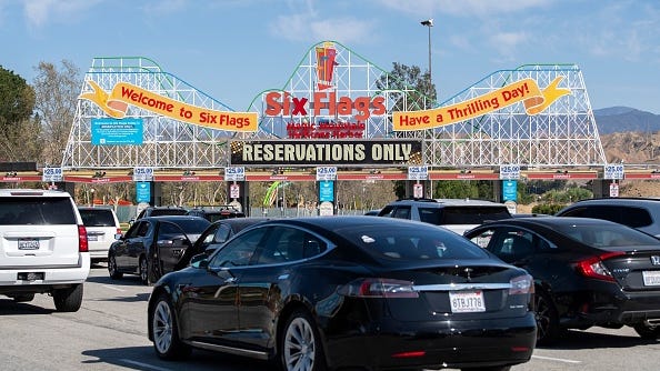 Bear becomes trapped inside Six Flags park