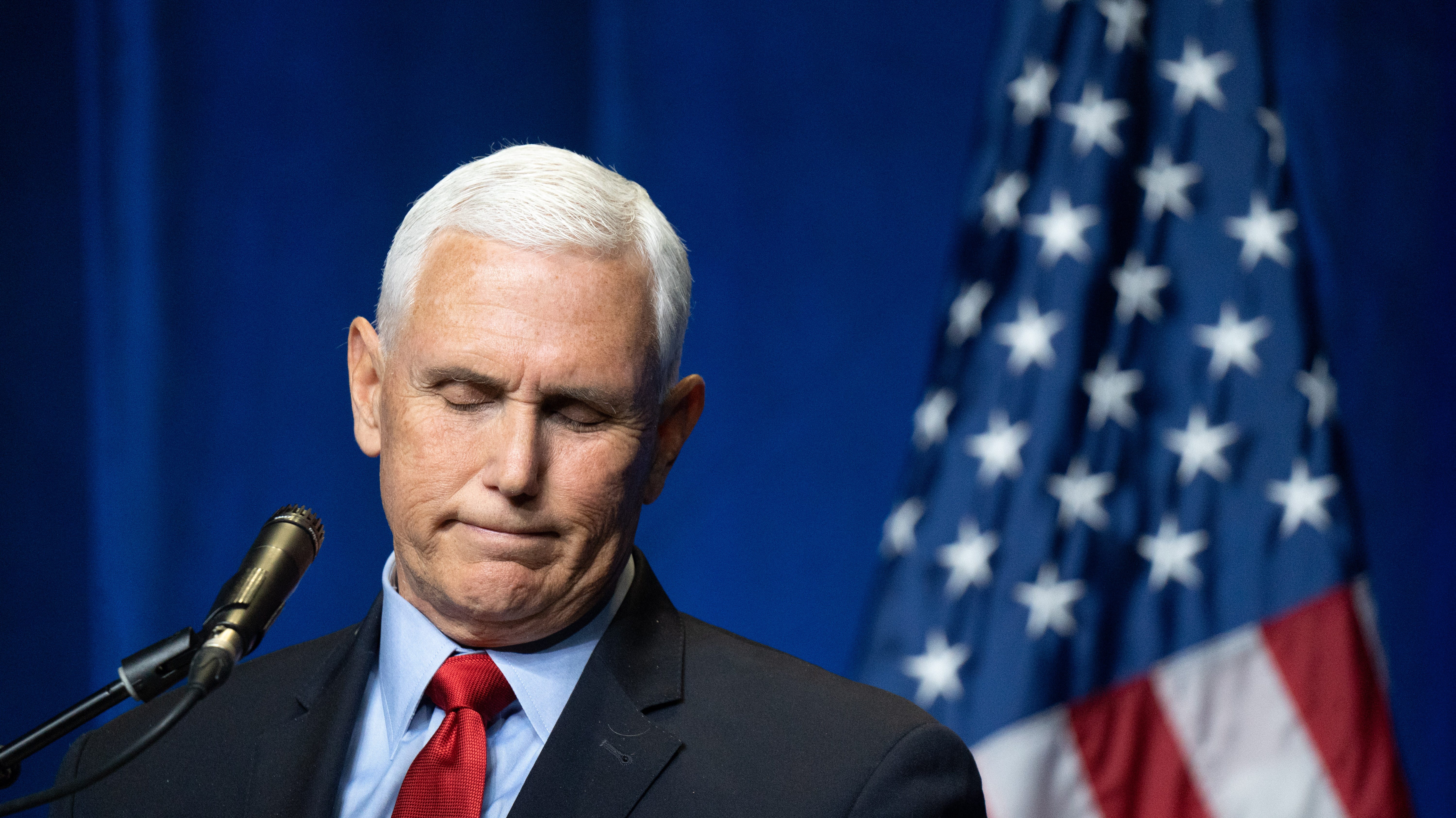Mike Pence ignores hecklers yelling ‘traitor’ at Florida conference