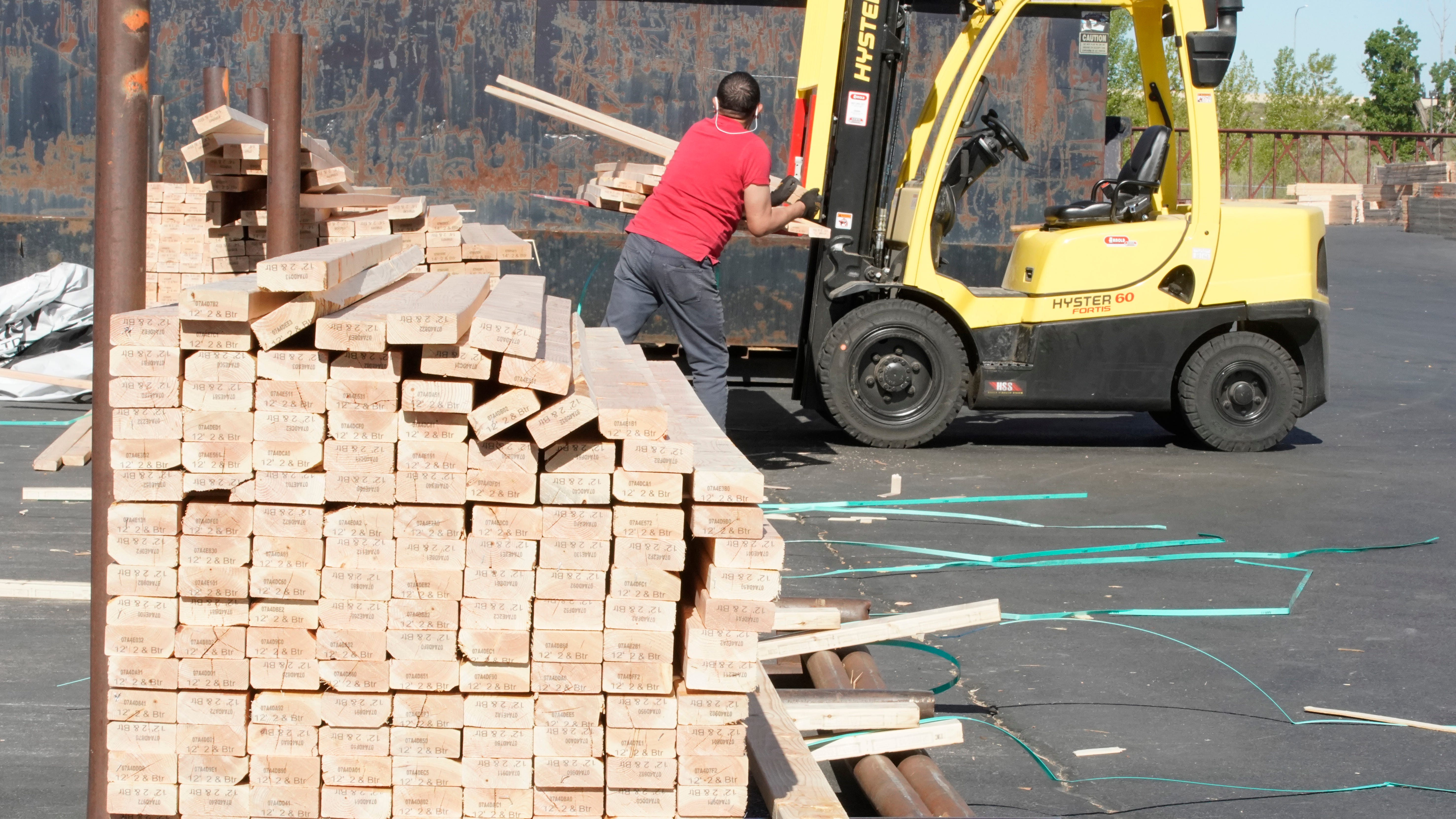 Teen killed in lumber accident at Golden Valley Menards