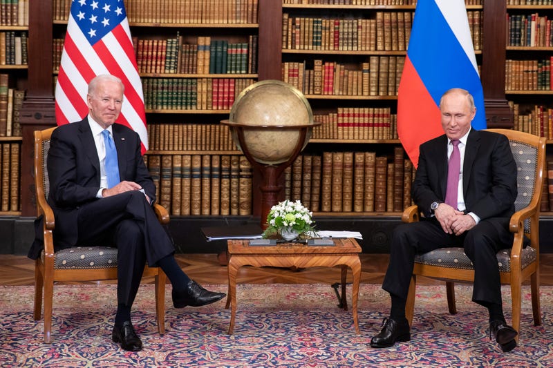 U.S. president Joe Biden (L) and Russian President Vladimir Putin meet during the U.S.-Russia summit at Villa La Grange on June 16, 2021 in Geneva, Switzerland. 