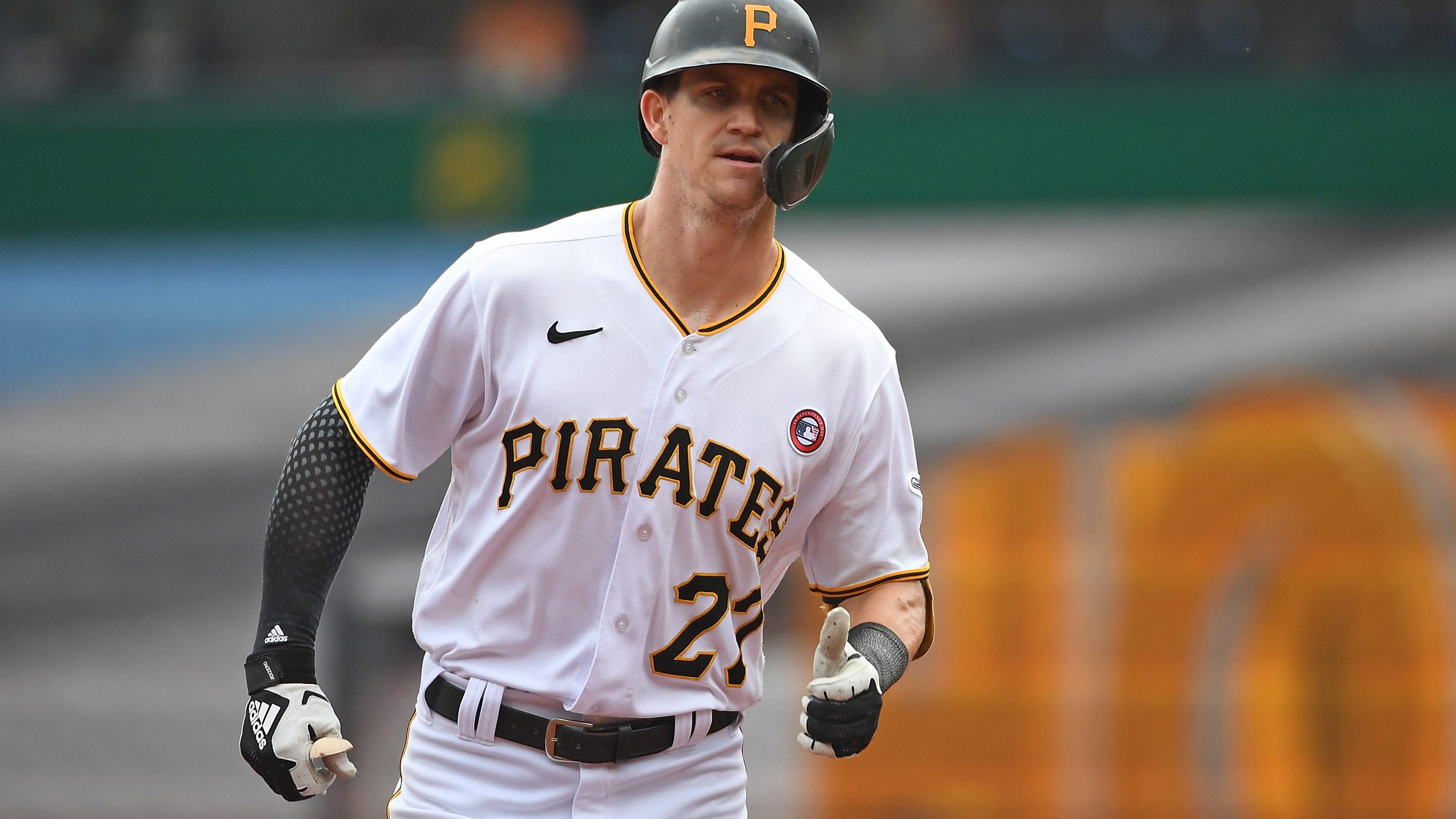 Keith Hernandez drops Seinfeld joke on Pirates' Kevin Newman during Saturday's game