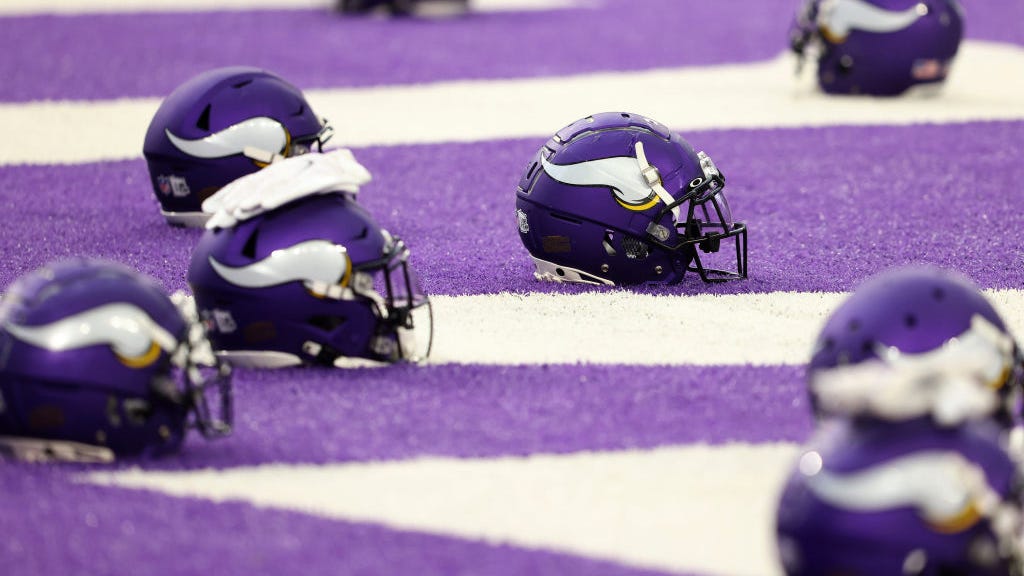 Vikings players begin reporting to training camp under new regime