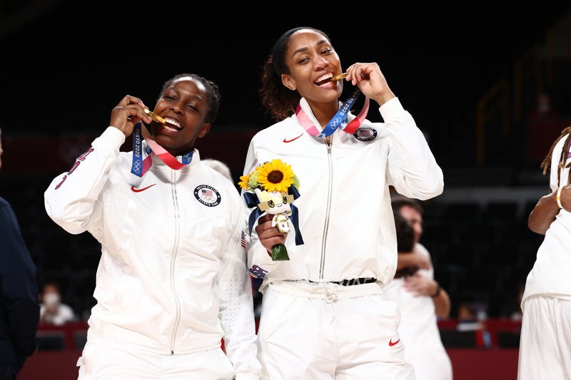 A'ja Wilson and Chelsea Gray