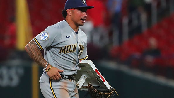 Kolten Wong steals base off Yadier Molina, takes bag home with him