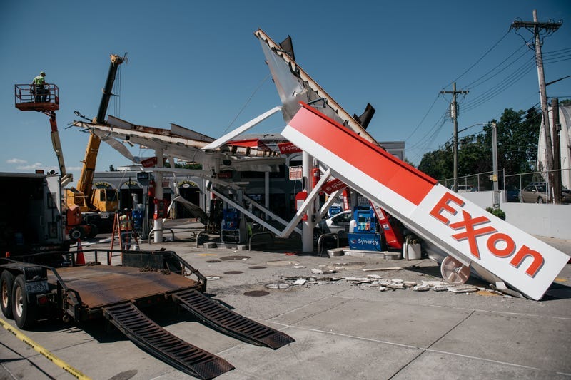 gasolinera en el barrio de Whitestone, en Queens, resultó muy dañada tras una noche de lluvias y vientos extremadamente fuertes el 2 de septiembre de 2021 en Nueva York.