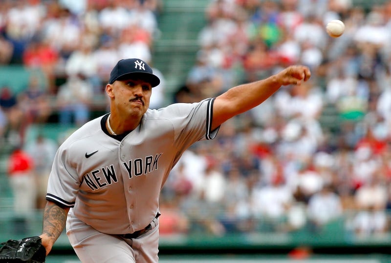 Nestor Cortes Jr. #65 de los New York Yankees lanza en la primera entrada contra los Boston Red Sox en el Fenway Park el 25 de septiembre de 2021 en Boston, Massachusetts
