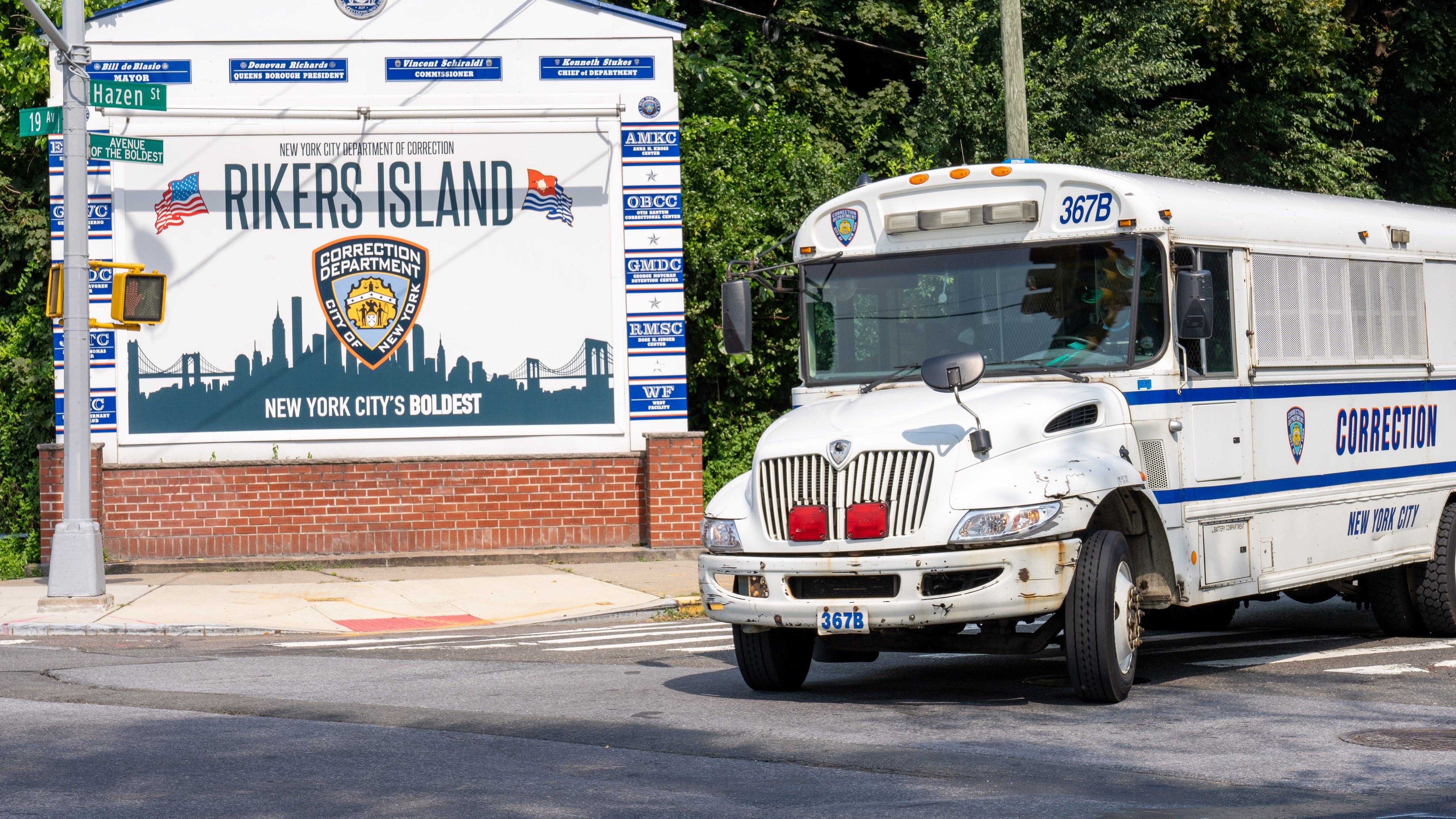 2 correction officers arrested for smuggling contraband into Rikers for thousands of dollars