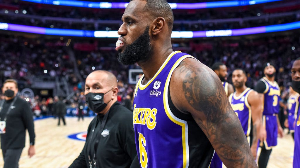 LeBron draws blood on Stewart's face in Pistons-Lakers melee