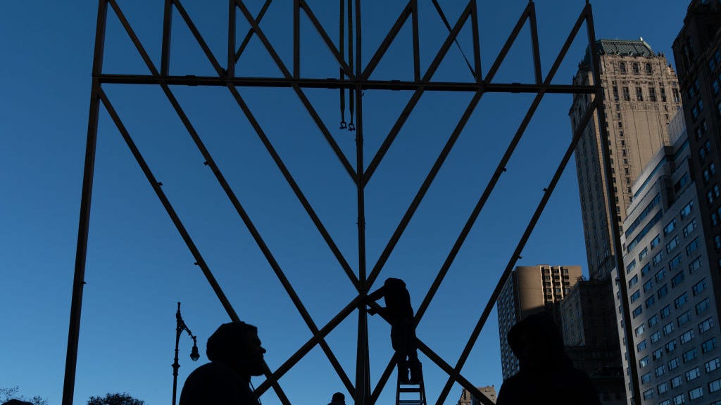 PHOTOS: World's largest menorah returns to Manhattan ahead of Hanukkah