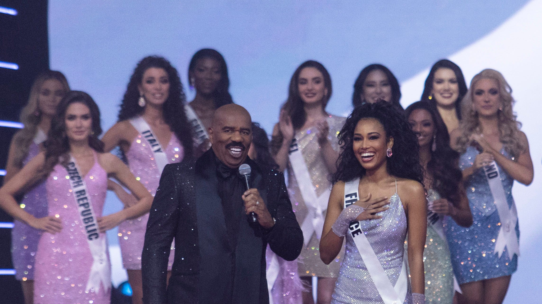 Steve Harvey almost makes another gaffe at Miss Universe pageant: ‘Don’t try to blame this on me’