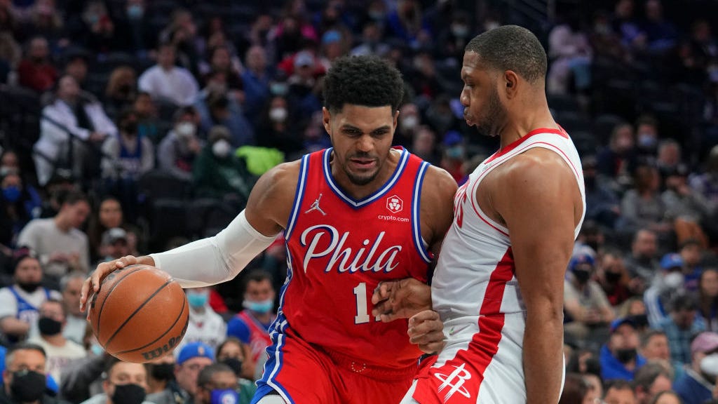Tobias Harris reacts to boos, appears to tell fans 'don't f—ing clap' after making shot