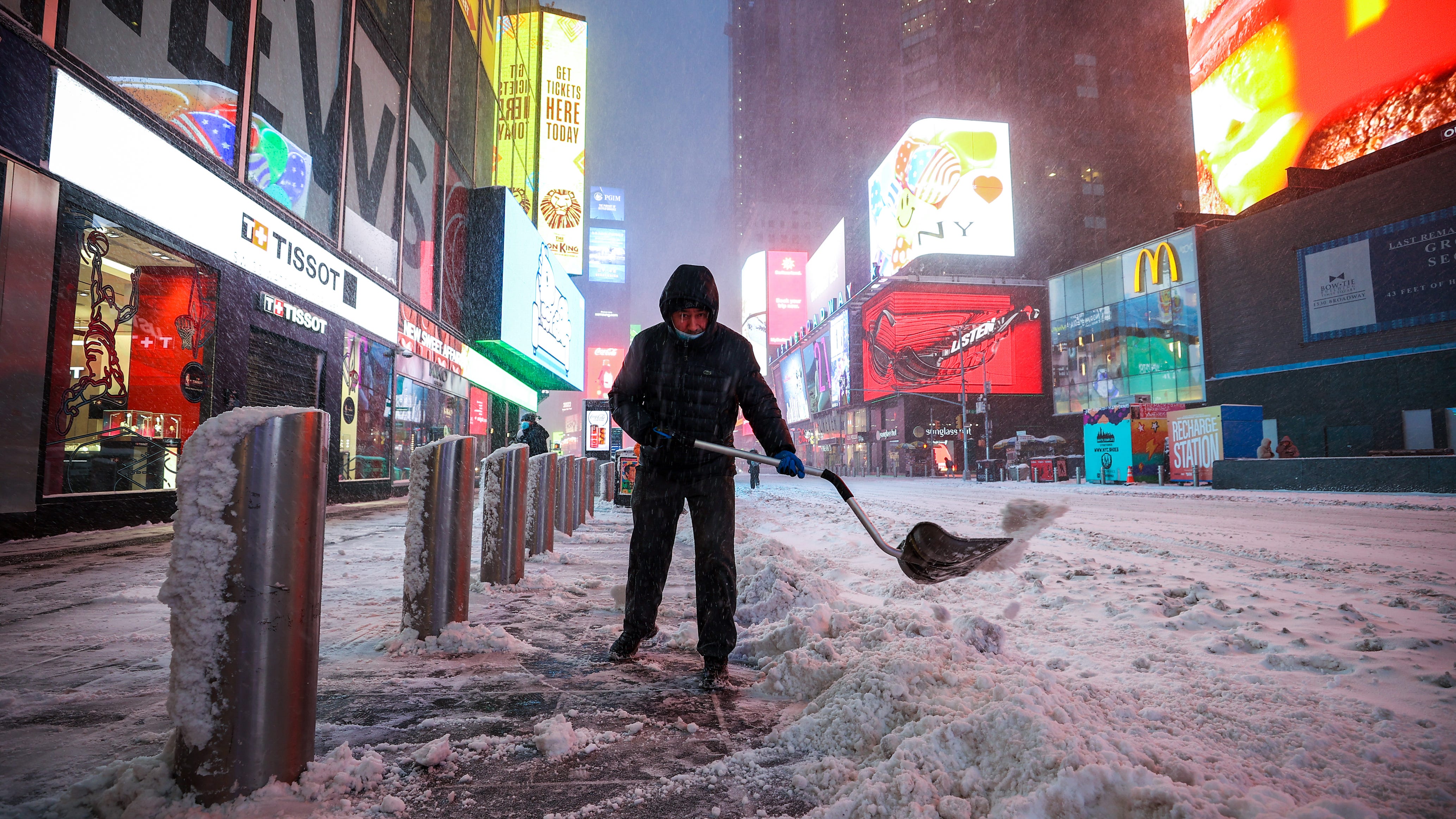 LIVE UPDATES: Nor'easter slams NYC area with strong winds, heavy snow; winter storm, blizzard warnings in effect