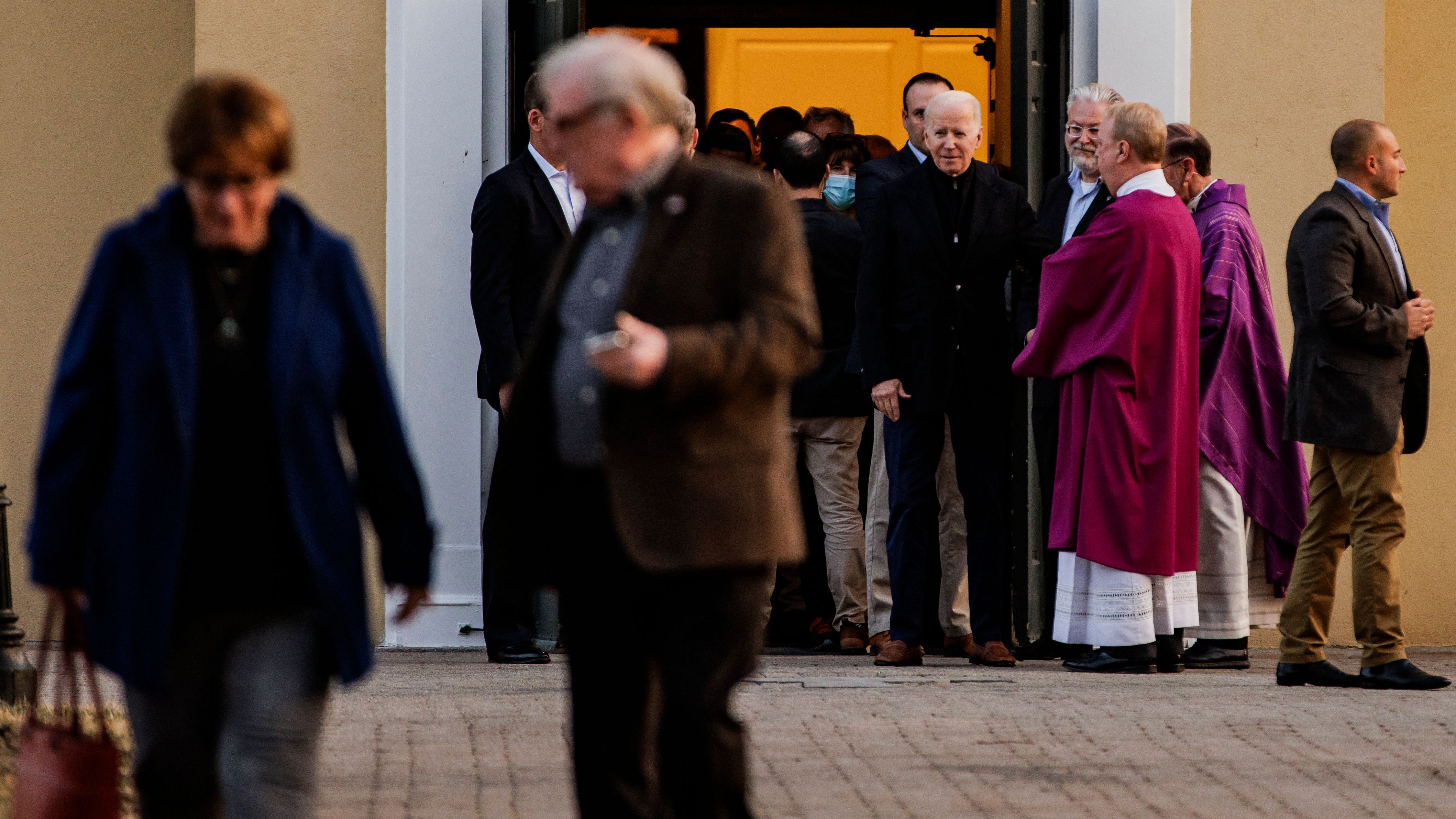 PHOTOS: Biden attends mass at Delaware church ahead of Zelenskyy call