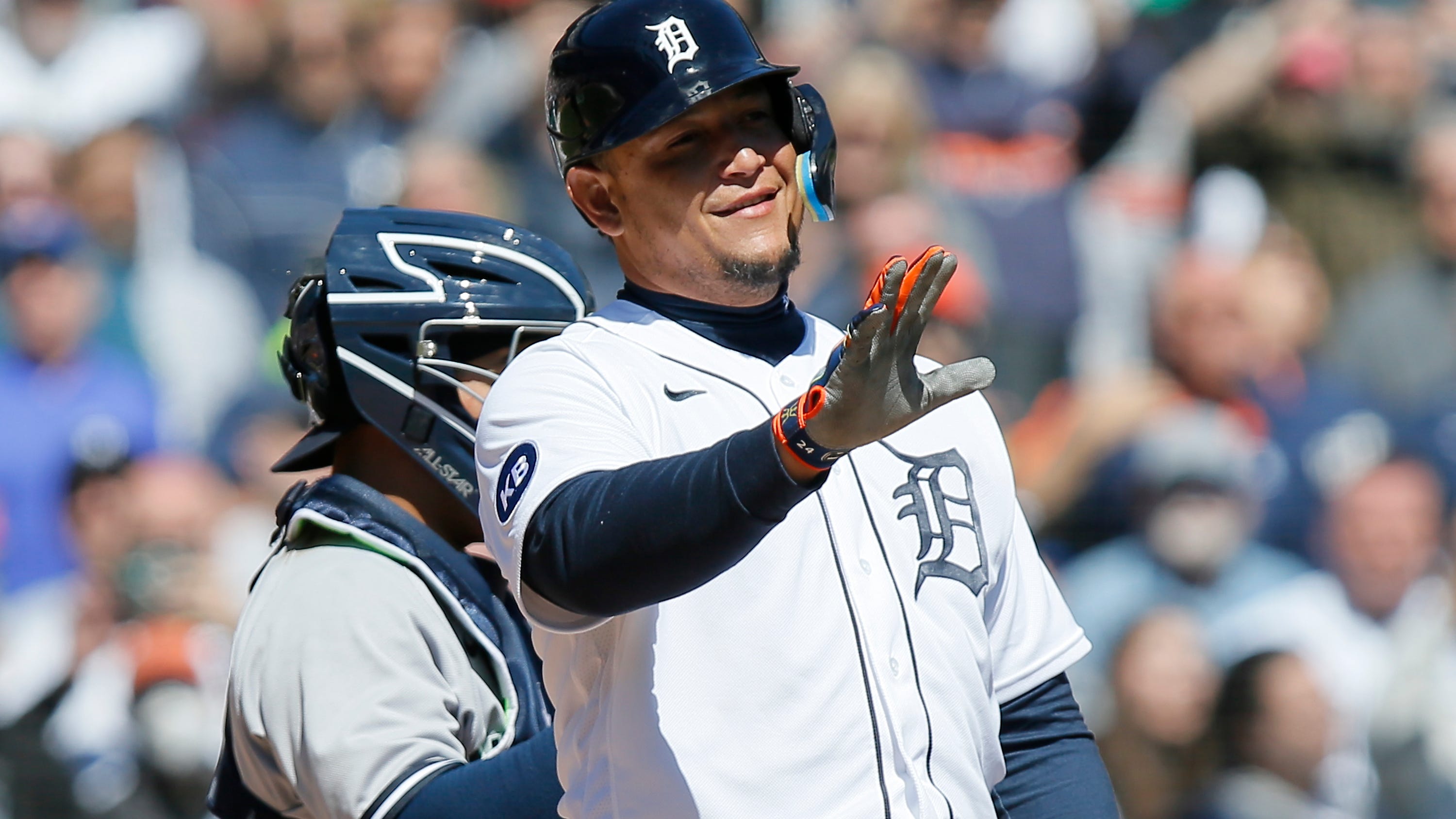Tigers fans mercilessly boo Aaron Boone after intentionally walking Miguel Cabrera on cusp of 3,000 hits