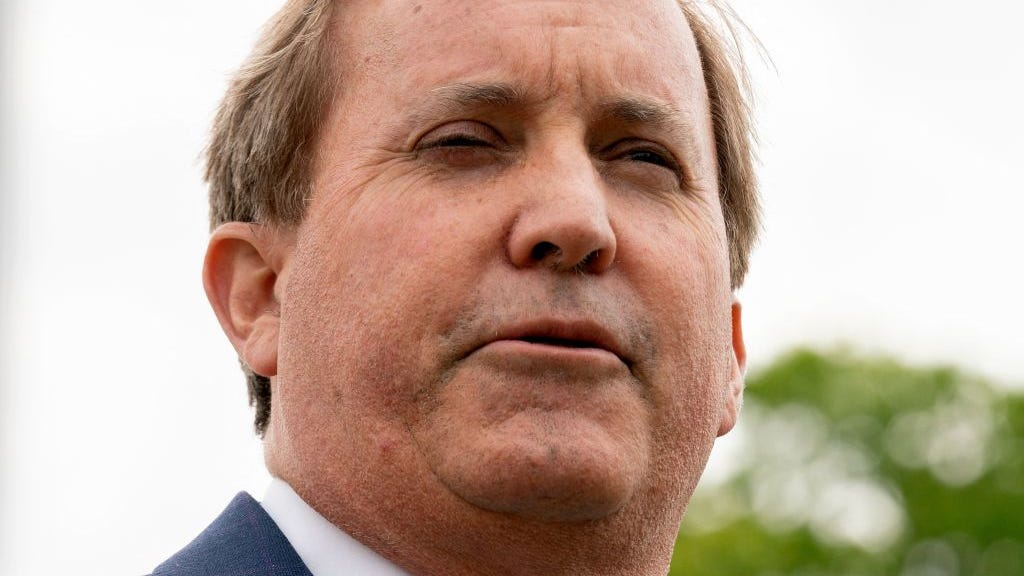 Ken Paxton makes brief court appearance in his criminal case in Houston