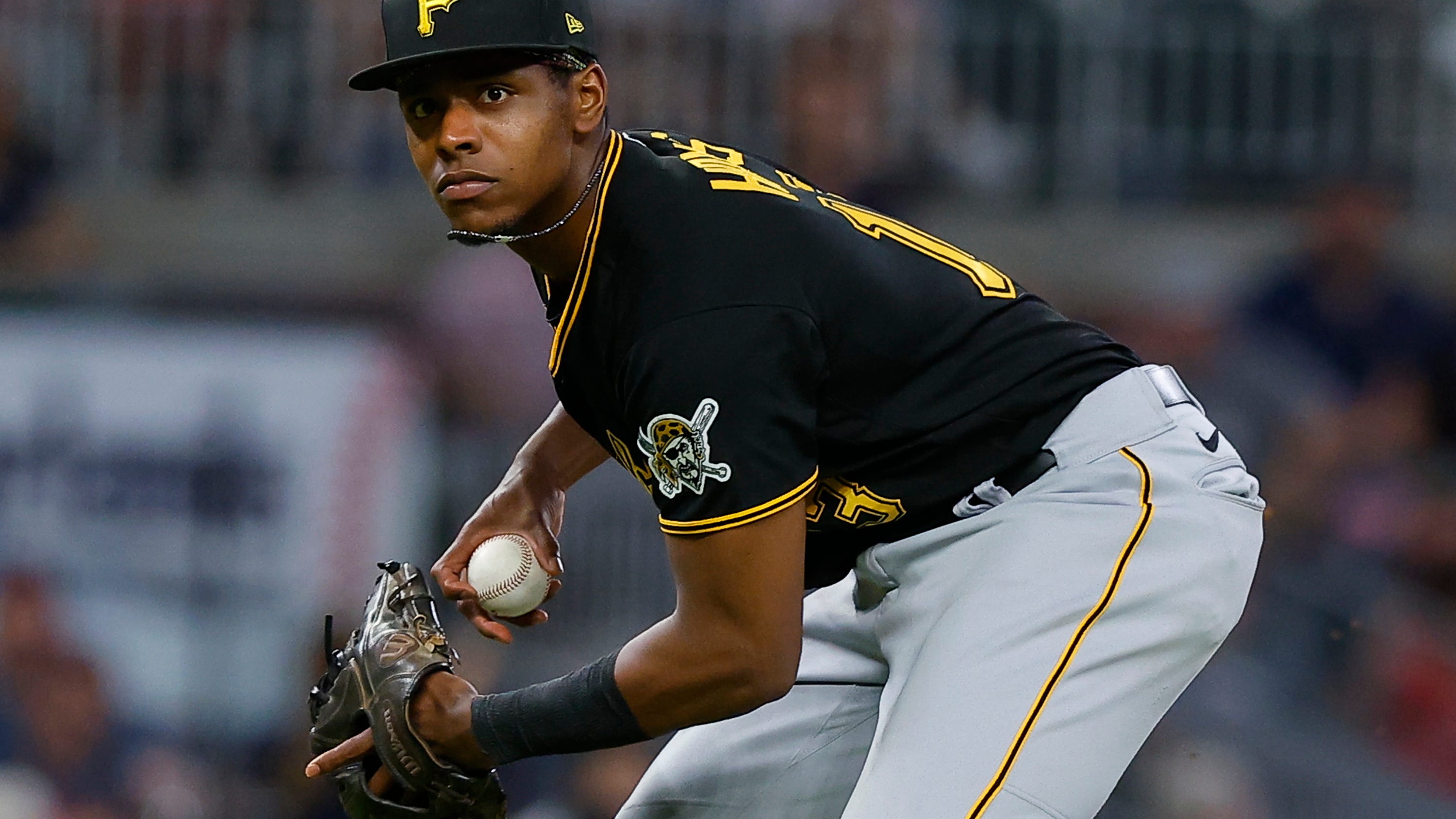 Pirates' Ke’Bryan Hayes grabbed a snack mid-play in loss to Mets