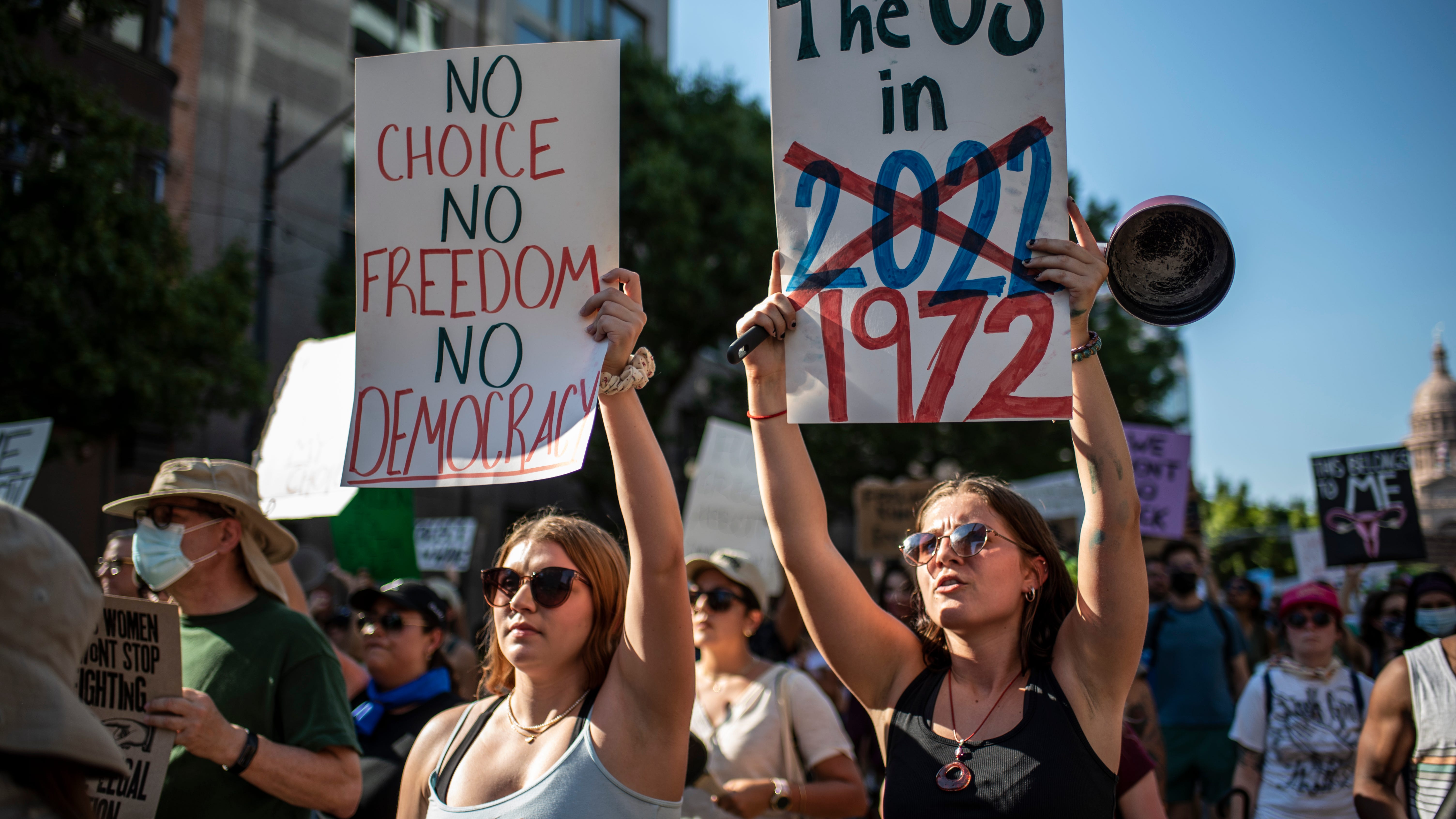 Experts say OB-GYN’s boat abortion clinic faces more legal risk at land than sea