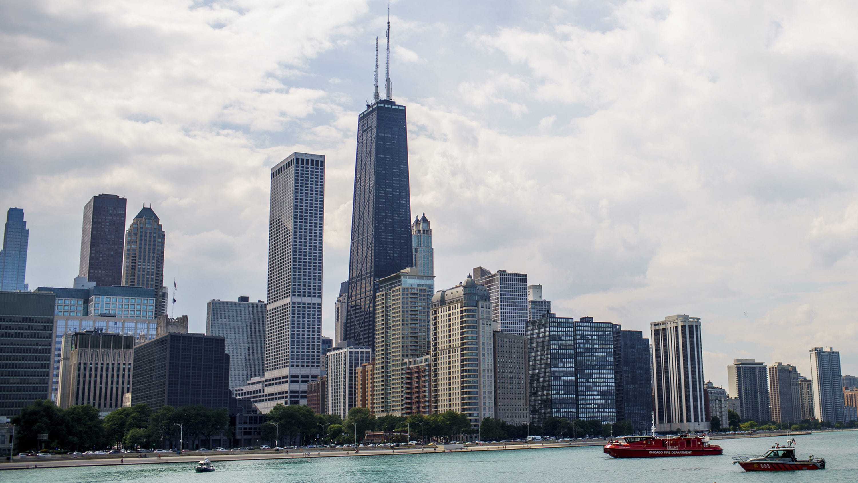 Person killed, 6 others injured after boat capsizes in Lake Michigan's Playpen