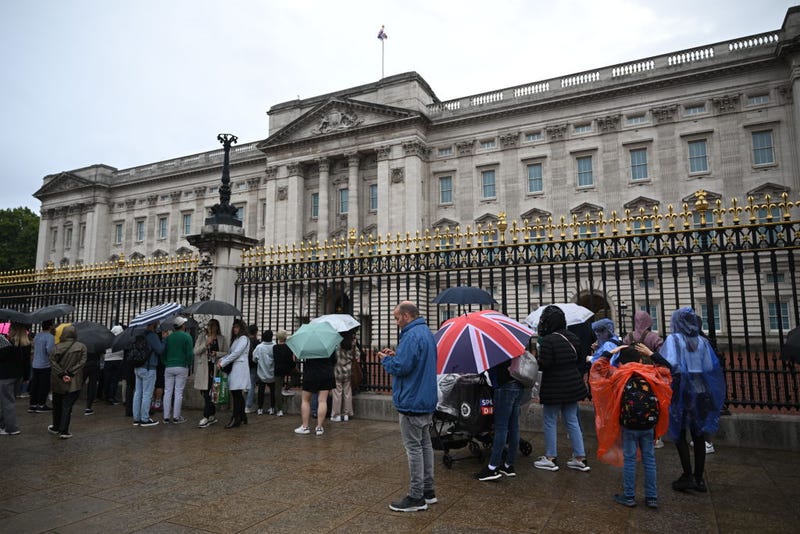 Members of the public outside the gates of Buckingham Palace on September 8, 2022 in London, England.