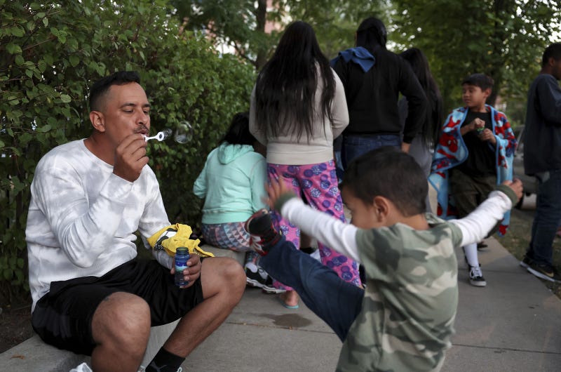 migrants relax in chicago