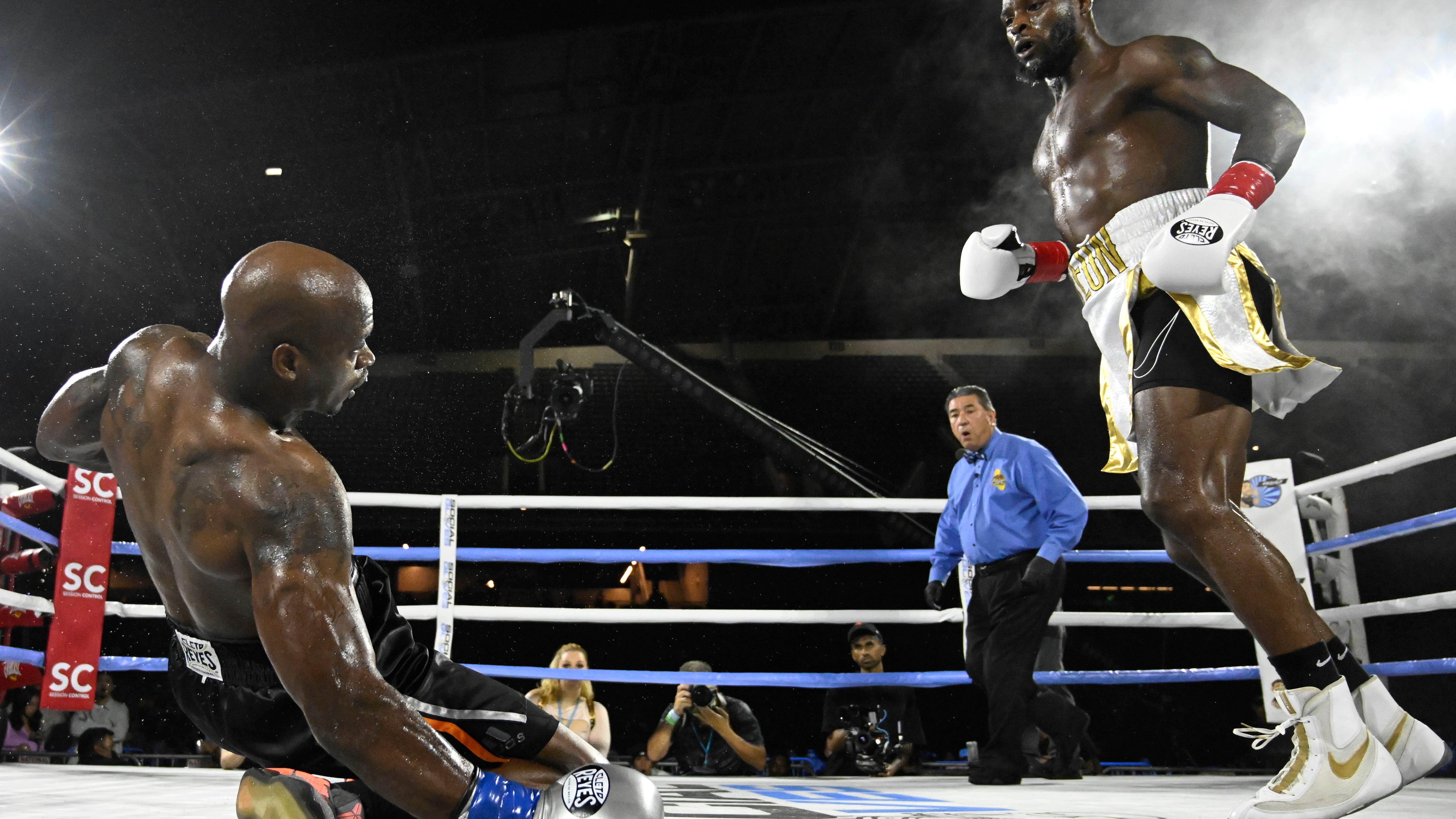 Le'Veon Bell scores TKO victory in exhibition boxing match with Adrian Peterson