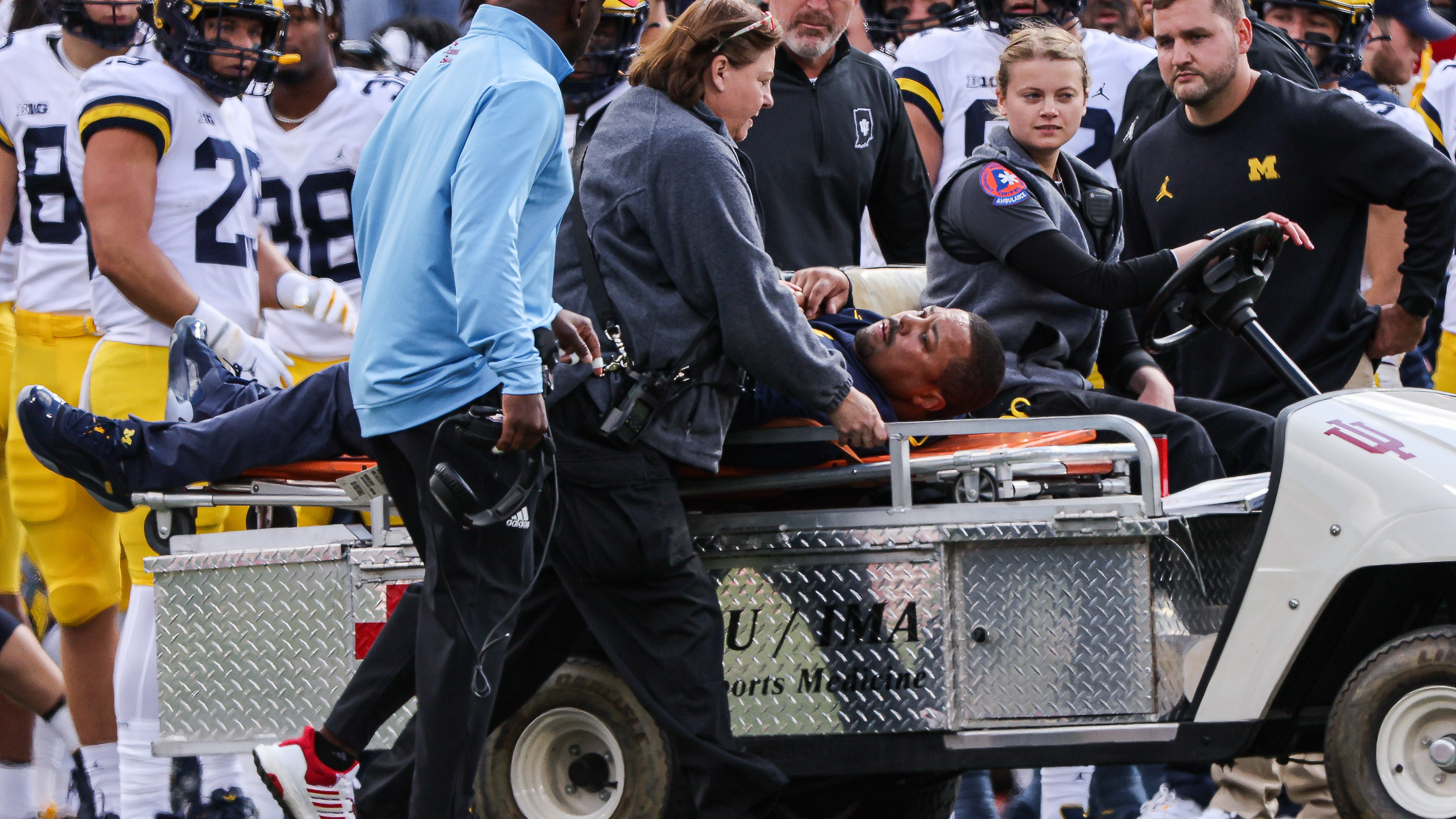 Michigan running backs coach Mike Hart taken to hospital after medical episode on sideline