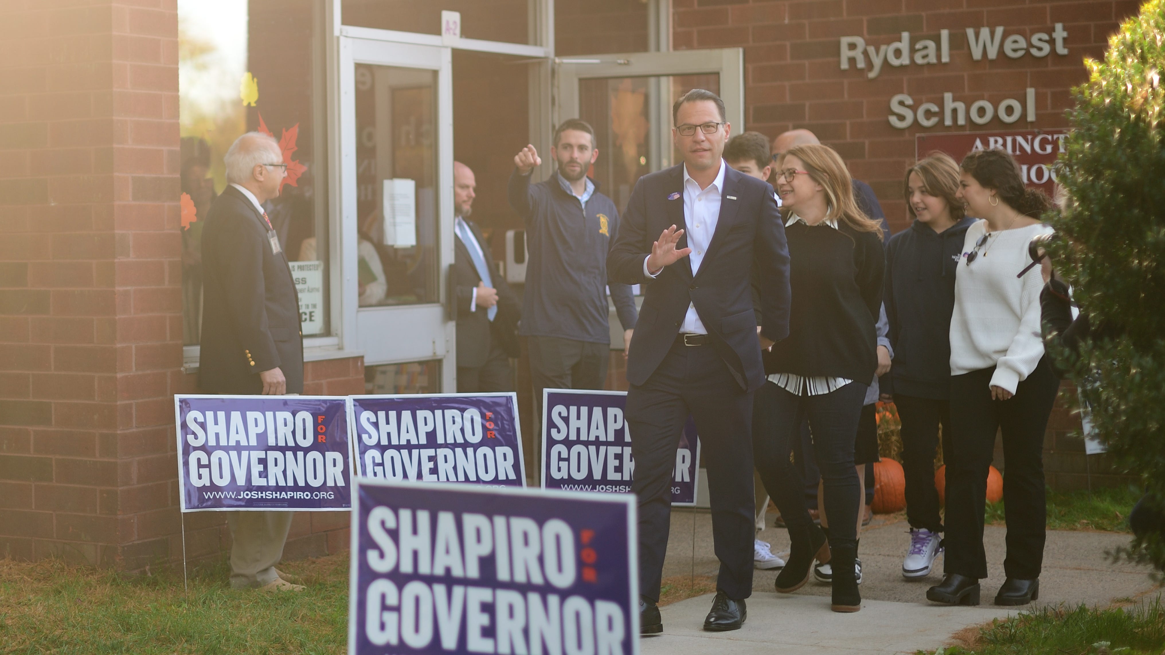 Oz, Shapiro cast their votes in Montgomery County alongside family