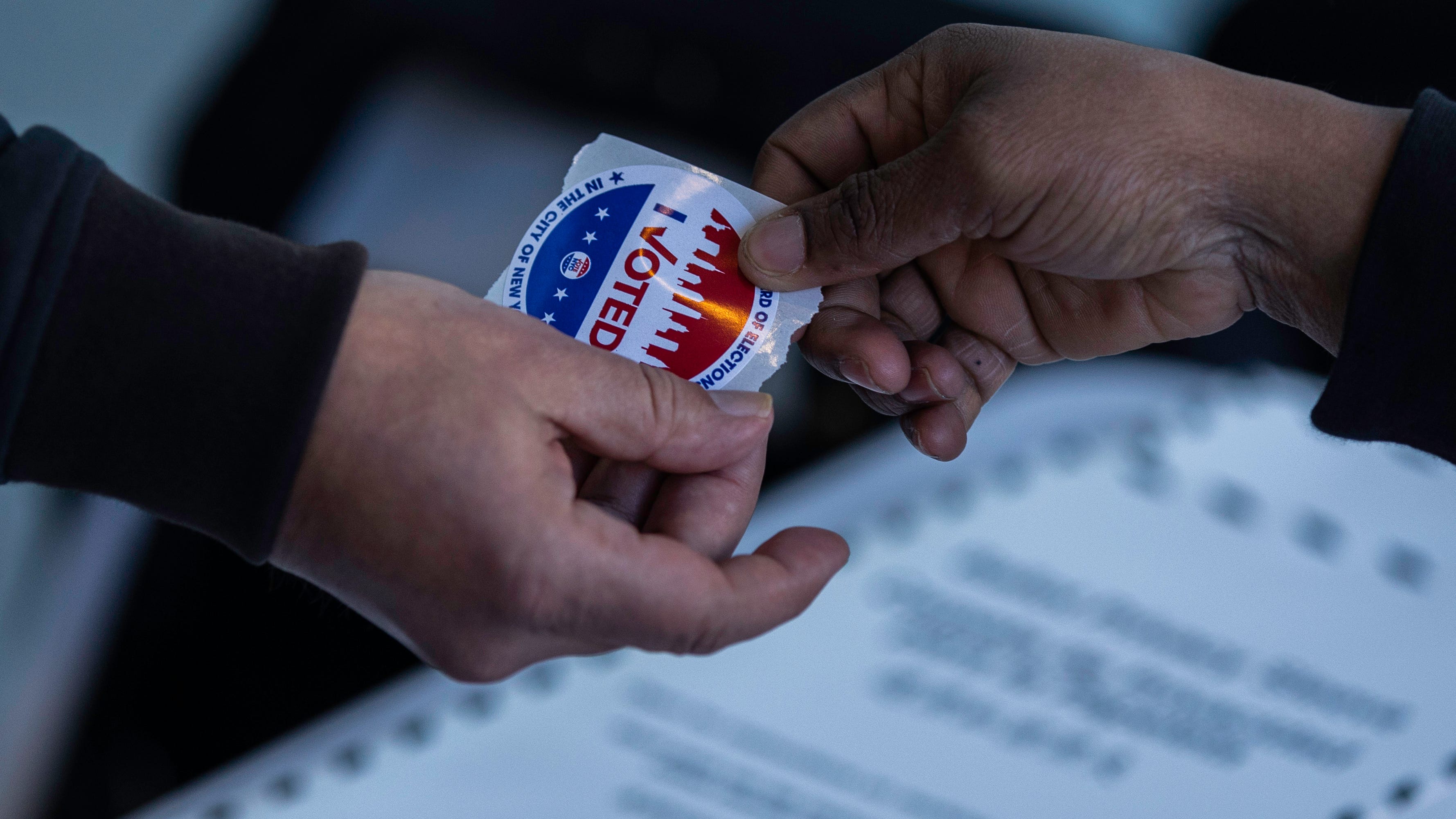 Hochul signs new law to allow New Yorkers to register to vote closer to election day
