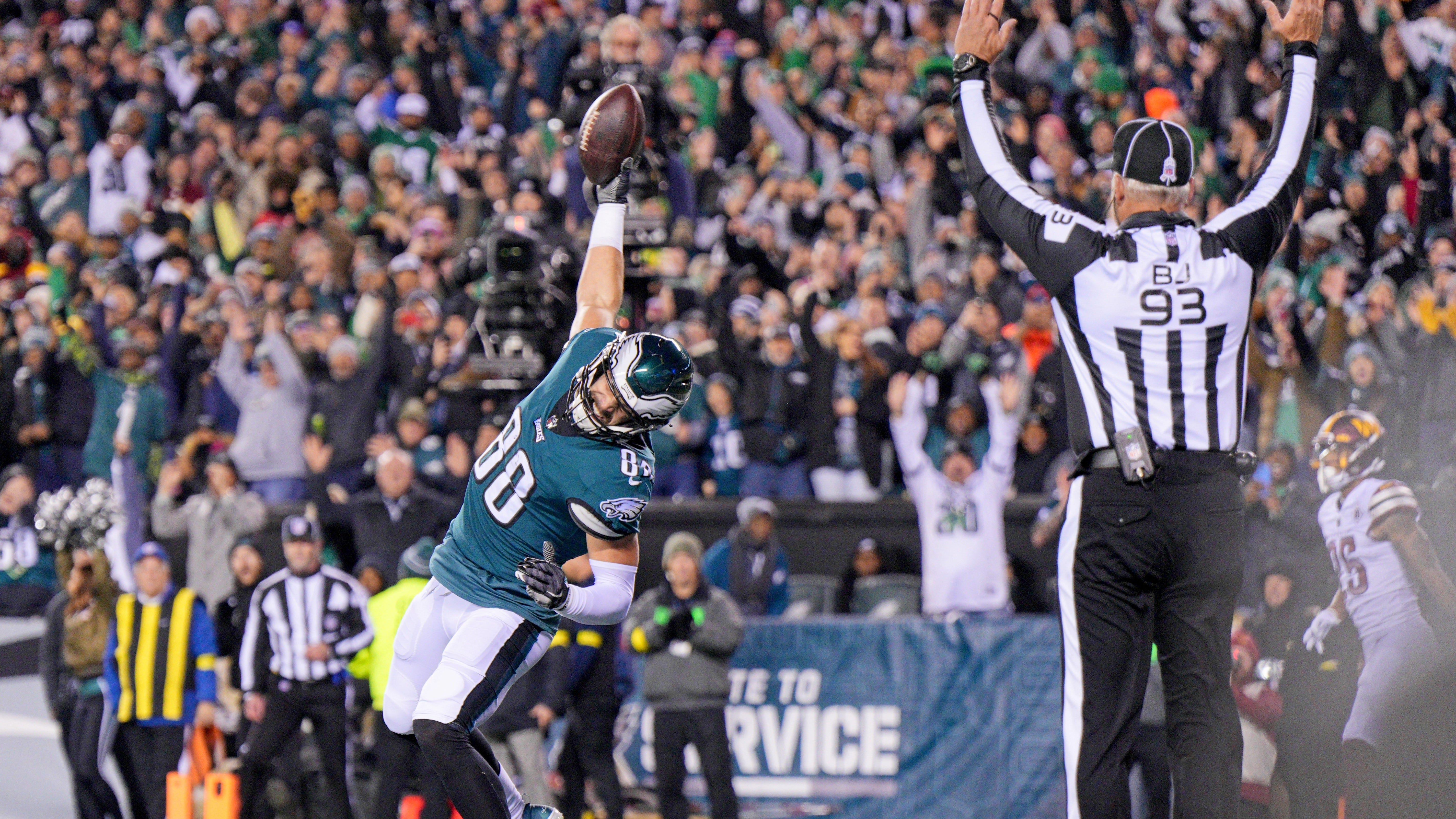Report: Dallas Goedert to miss extended time with shoulder injury