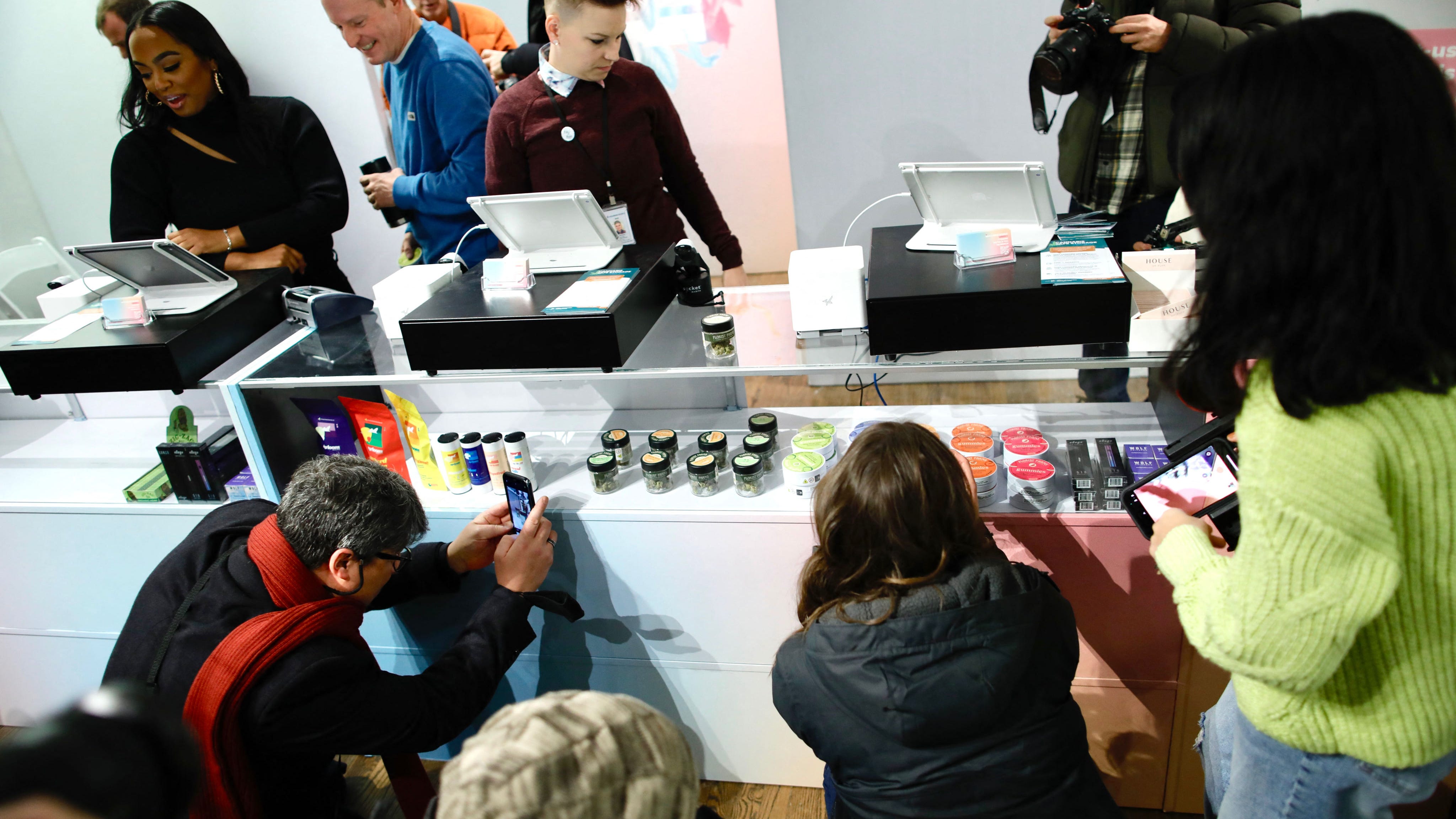 'HIGH QUALITY, NY GROWN': State's 1st legal weed shop opens at 4:20 p.m. in Manhattan
