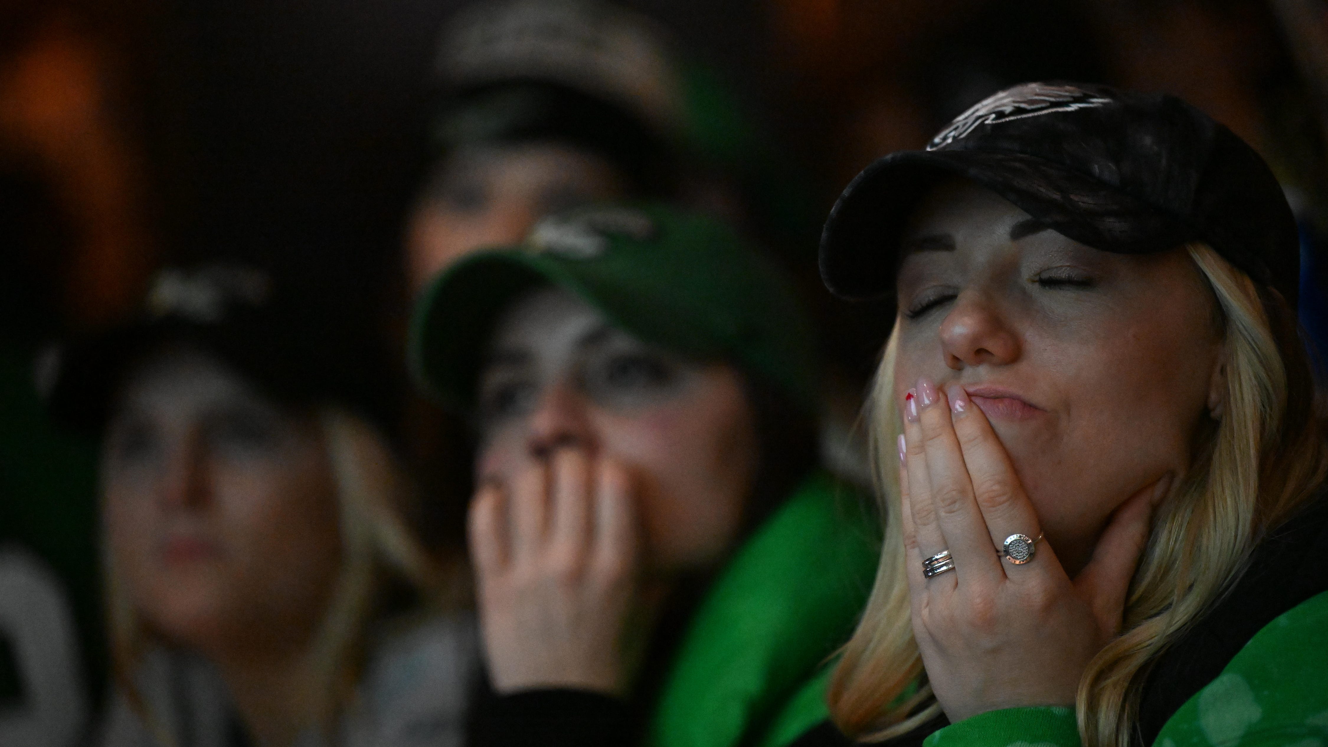 Tears, stunned sadness for Eagles fans who had flooded bars with Super hope