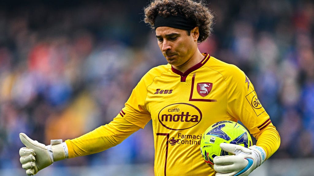 ‘Memo’ Ochoa, el más abucheado de México en el Azteca