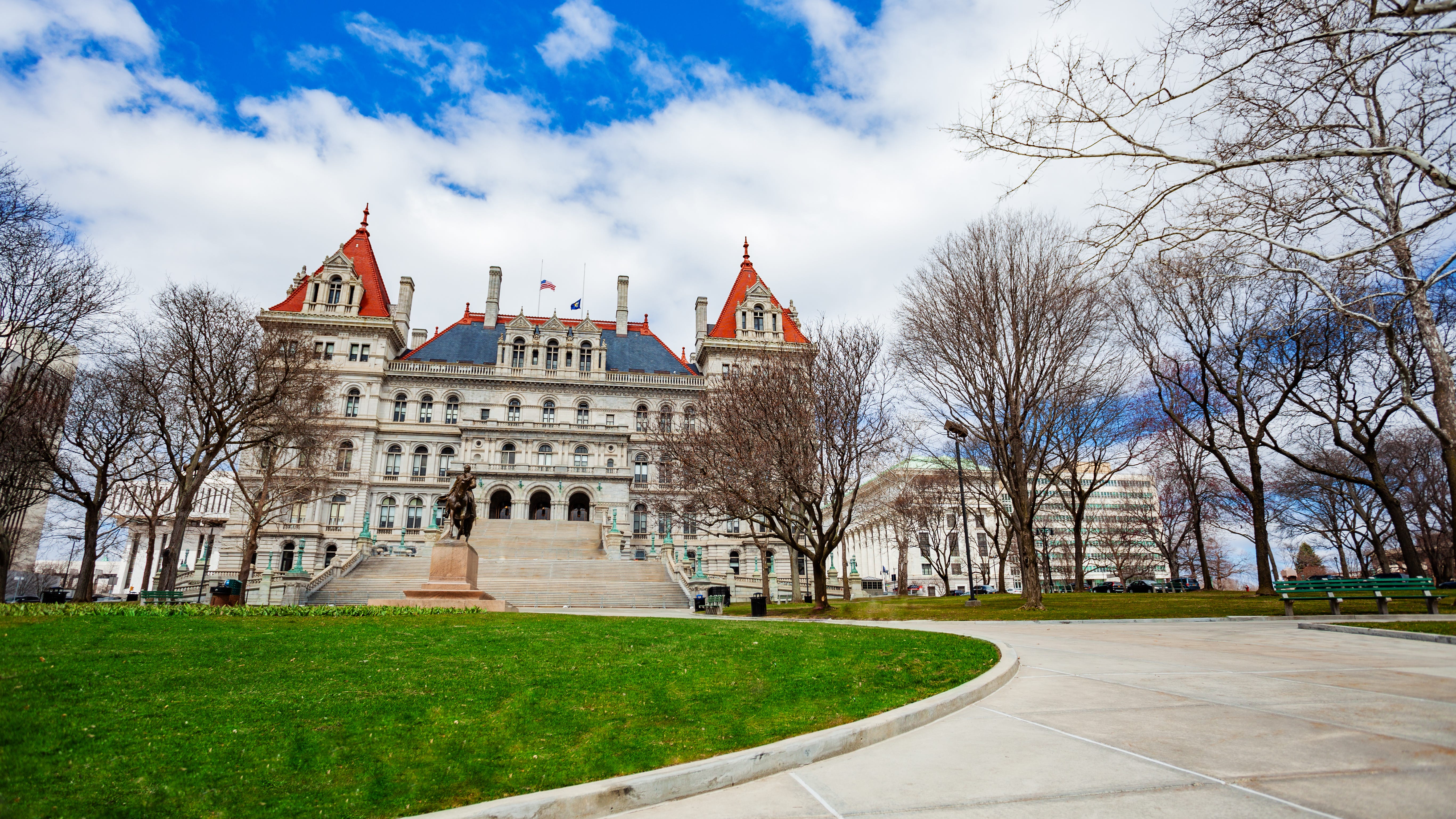 Report: NY lawmakers close to budget deal raising income, corporate taxes