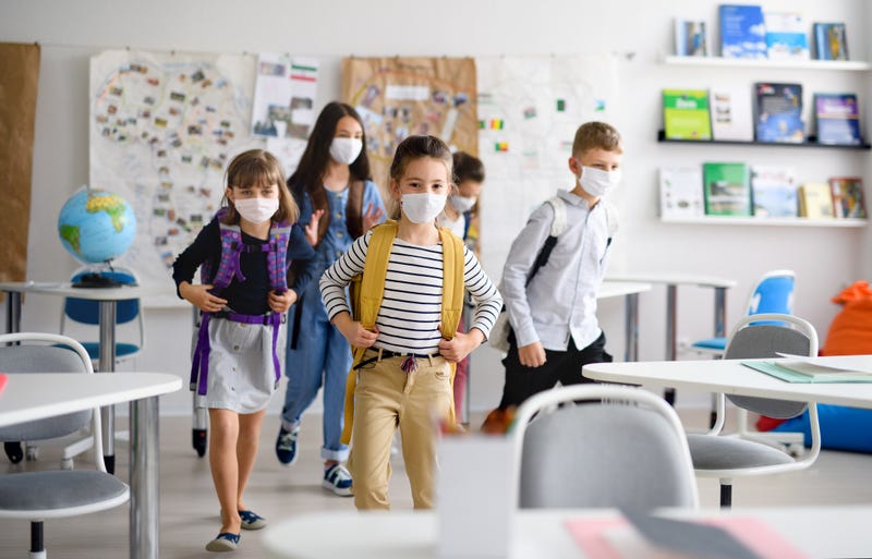 Niños en la escuela con mascarilla
