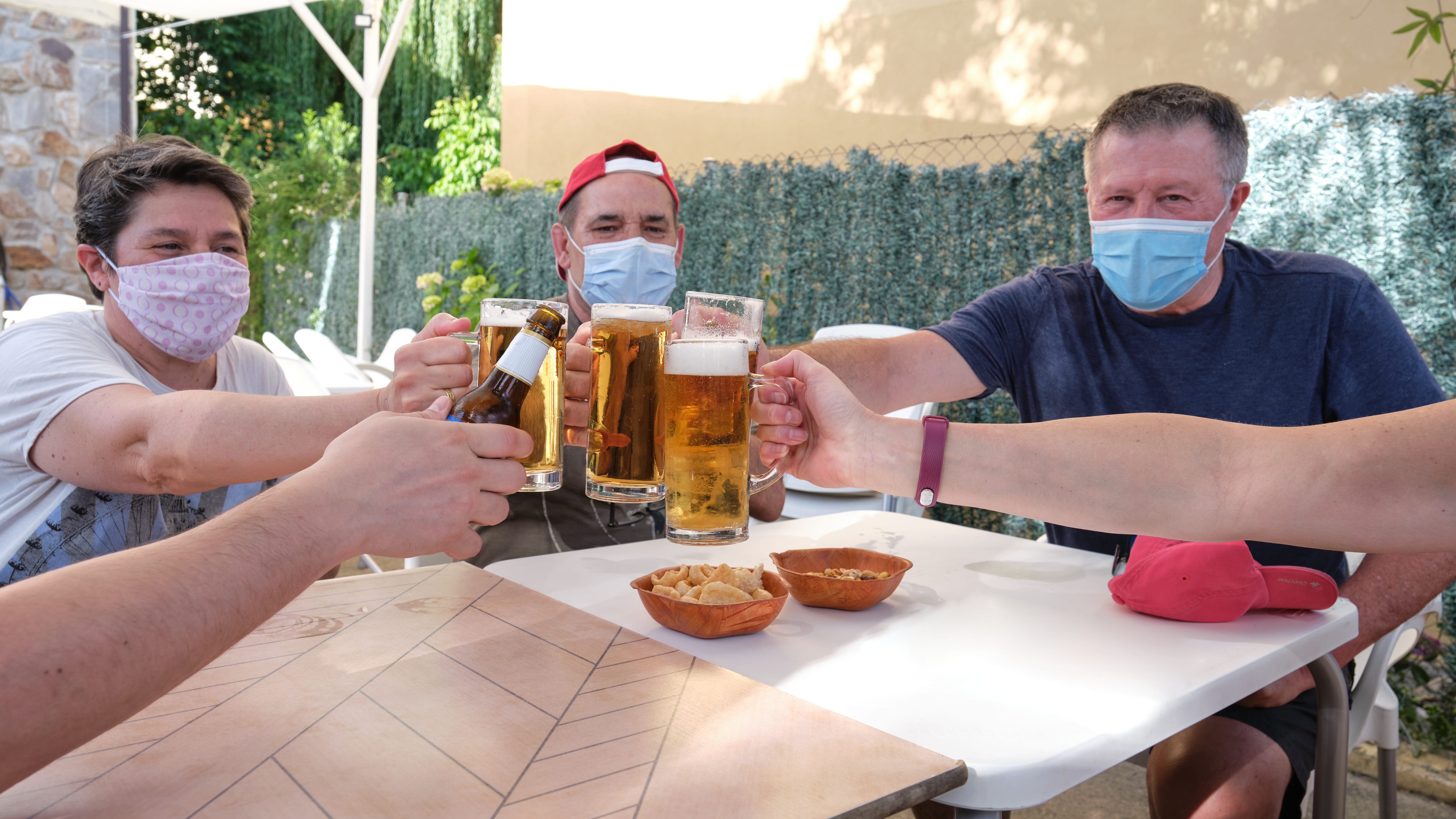 Some Chicago restaurants and bars require masks and COVID-19 vaccination proof