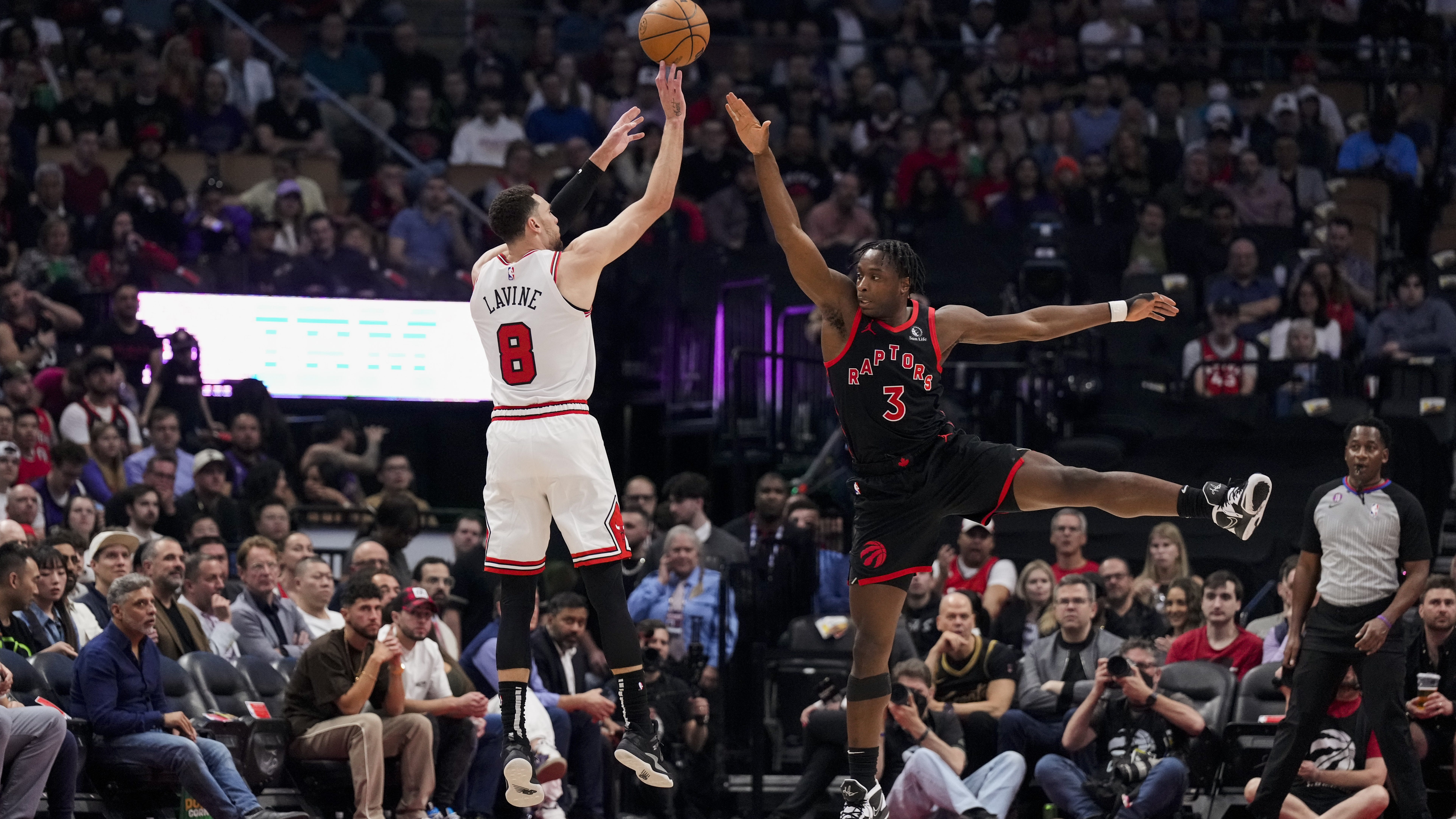 LaVine scores 39, Bulls beat Raptors 109-105 in play-in game