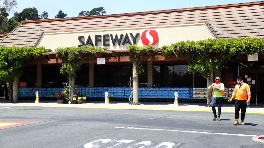 Safeway employee fatally shot in San Jose, suspect at large
