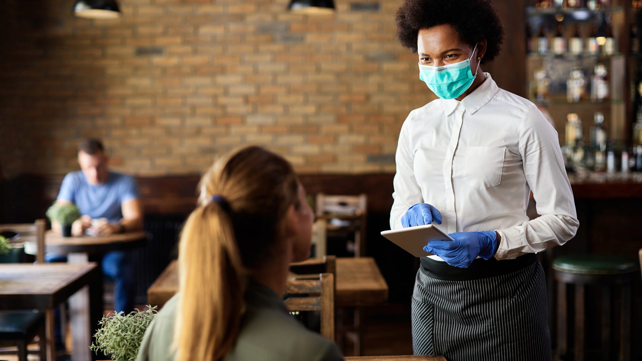 St. Louis County bars, restaurants must record customers' contact info under new health order