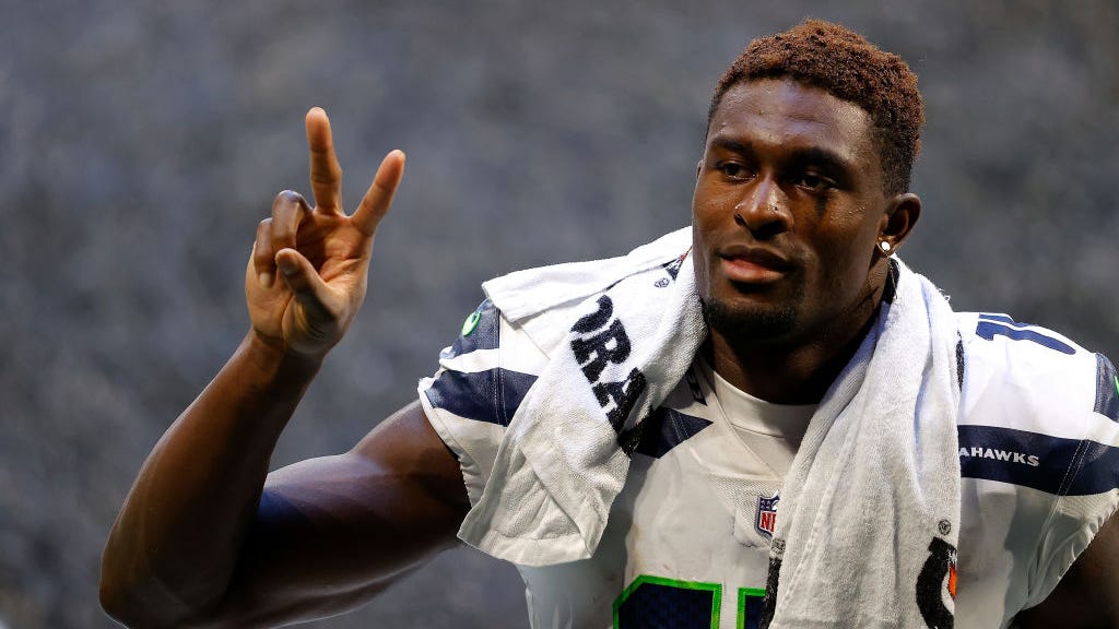 DK Metcalf shoots down fan who asked him to play for the Chiefs in hilarious fashion