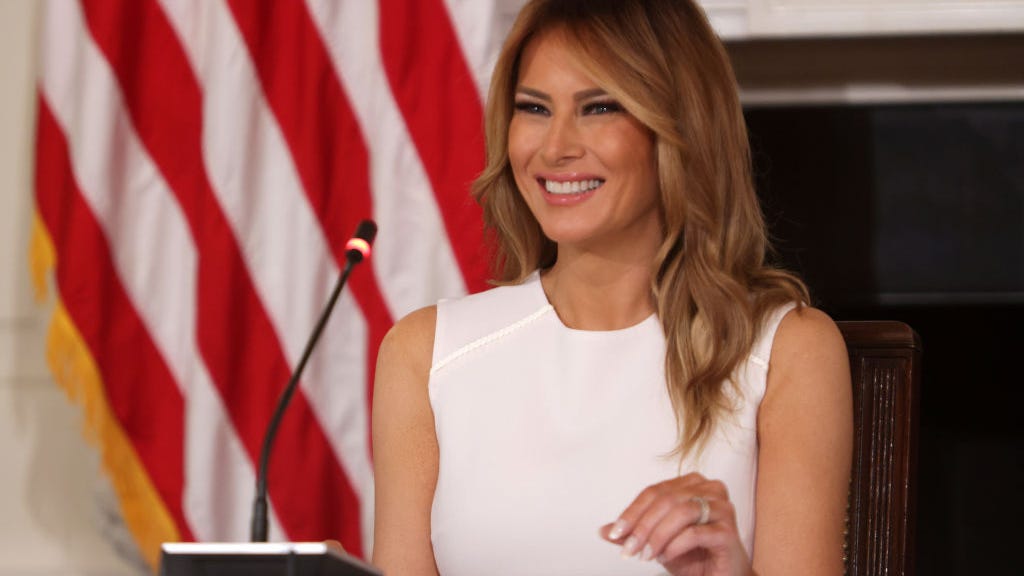 PHOTO: Melania Trump dons sleeveless polka-dot dress for Mother’s Day lunch