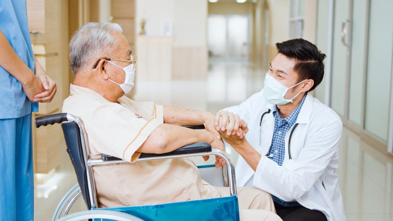 doctor y paciente, ambos con mascarilla 