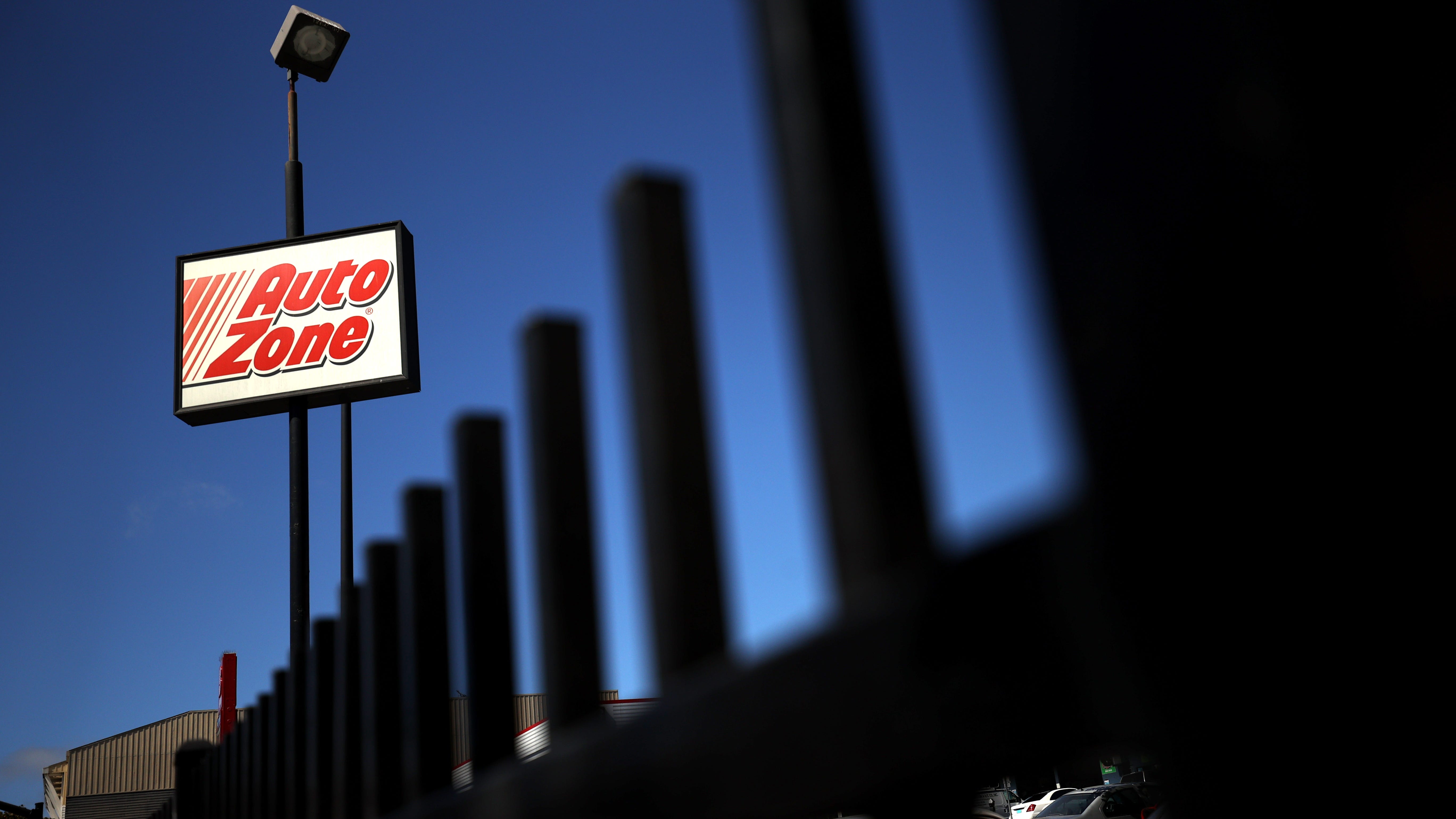 MSP searching for suspect who robbed Royal Oak Twp. AutoZone at gunpoint