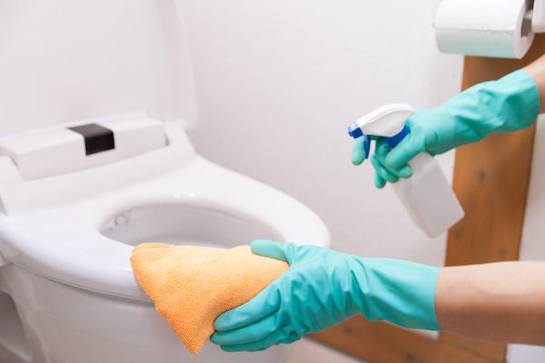 Cleaning the toilet seat