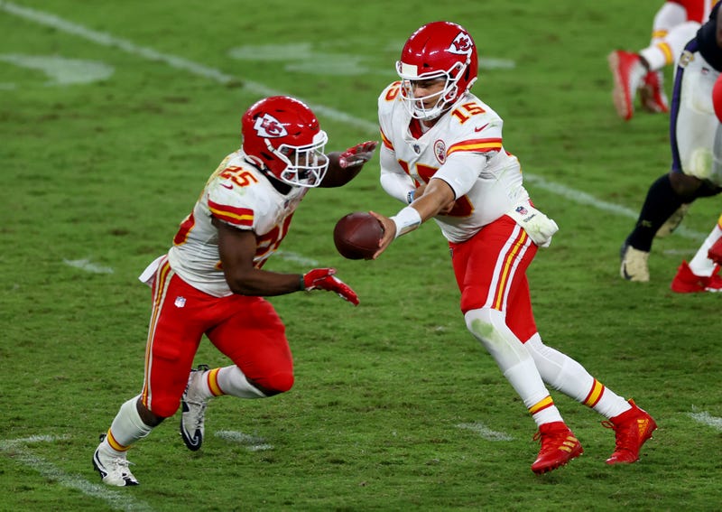 Chiefs QB Patrick Mahomes hands off to Clyde Edwards-Helaire during a game against the Baltimore Ravens