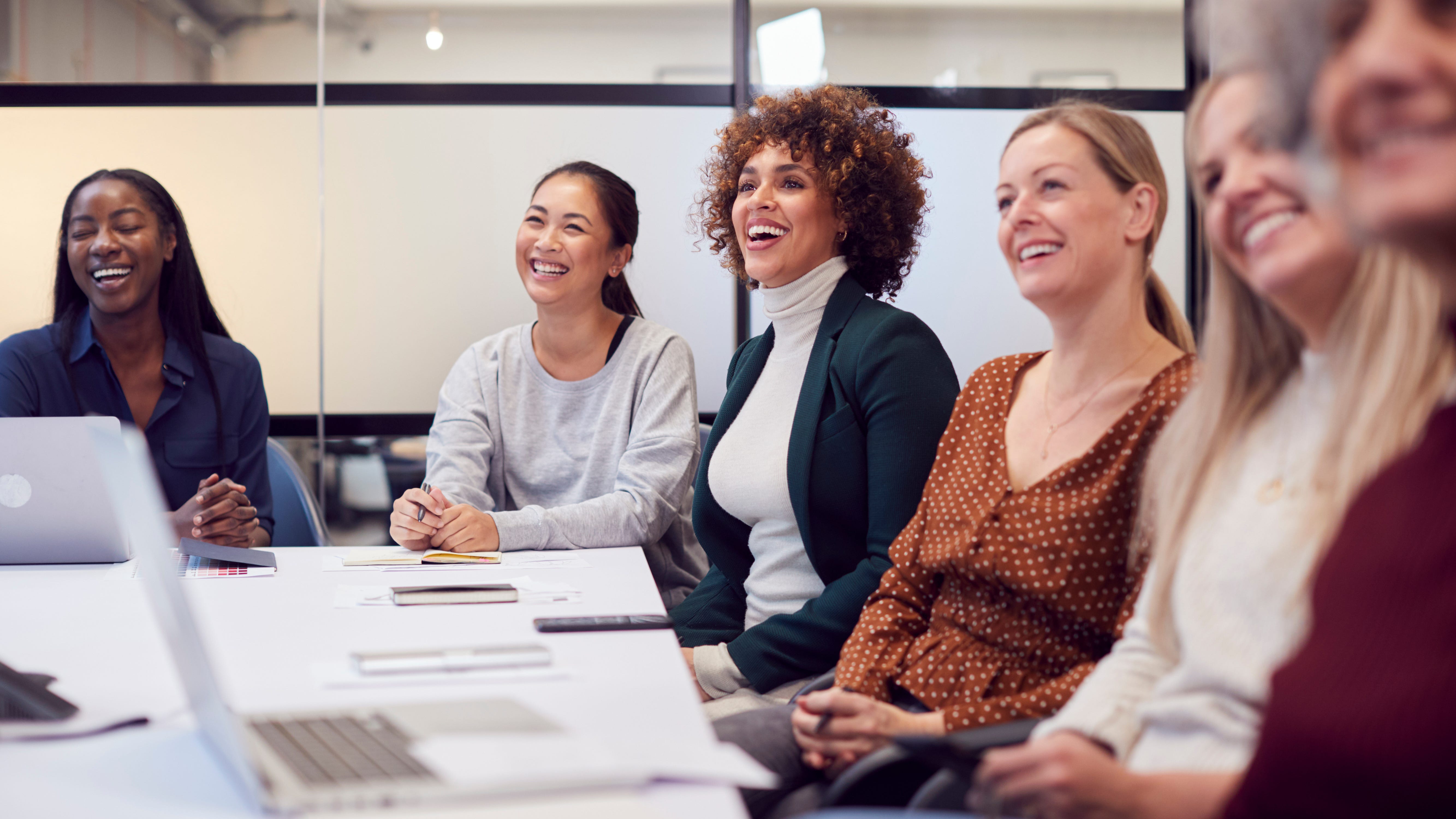 Cities With the Most Female Six-Figure Earners – 2022 Edition