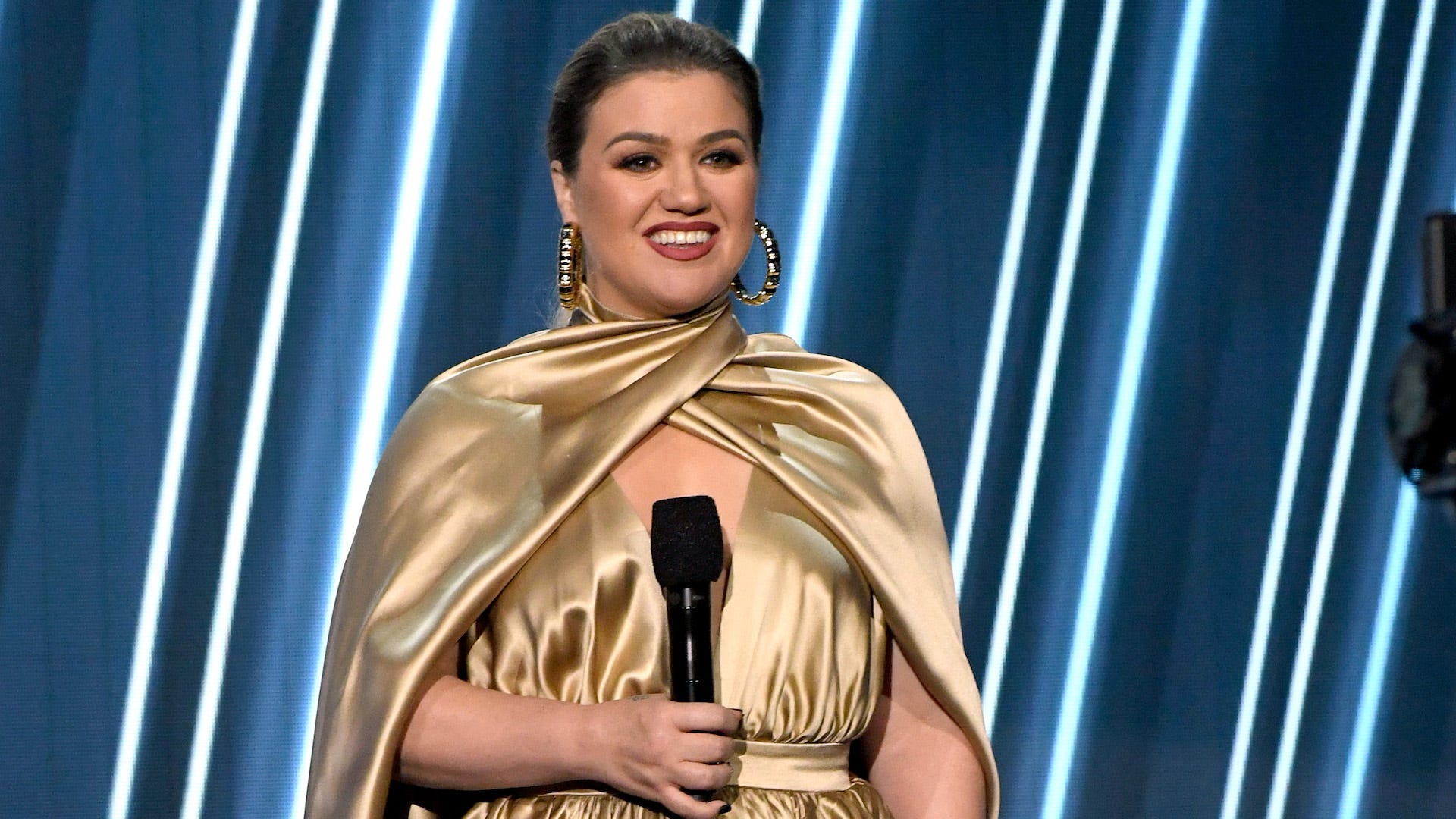 Kelly Clarkson does it again by turning this ABBA dancefloor classic into an emotional heartbreaker
